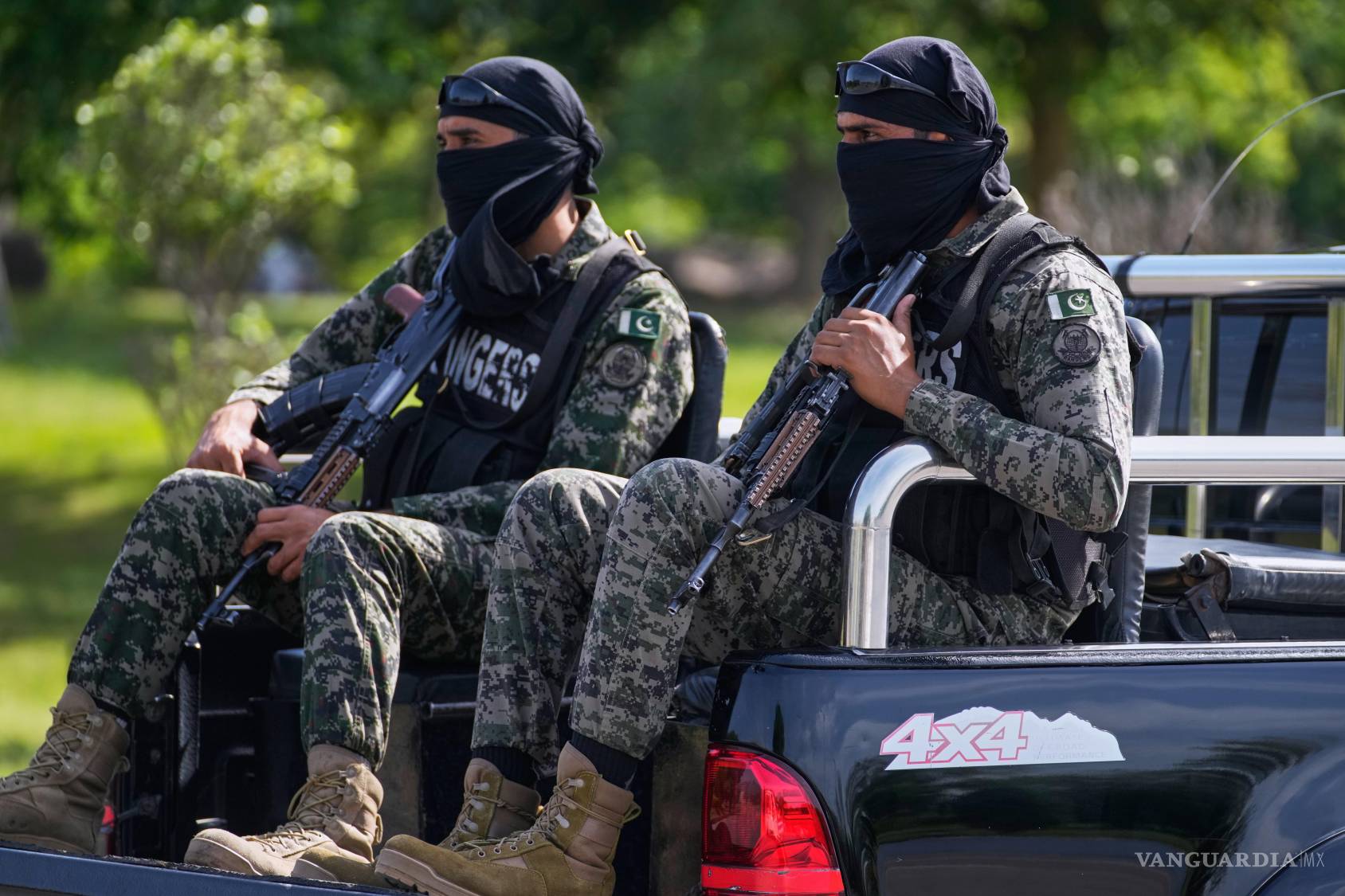 $!Soldados paramilitares patrullan antes de la segunda ronda de negociaciones entre Estados Unidos e Irán.