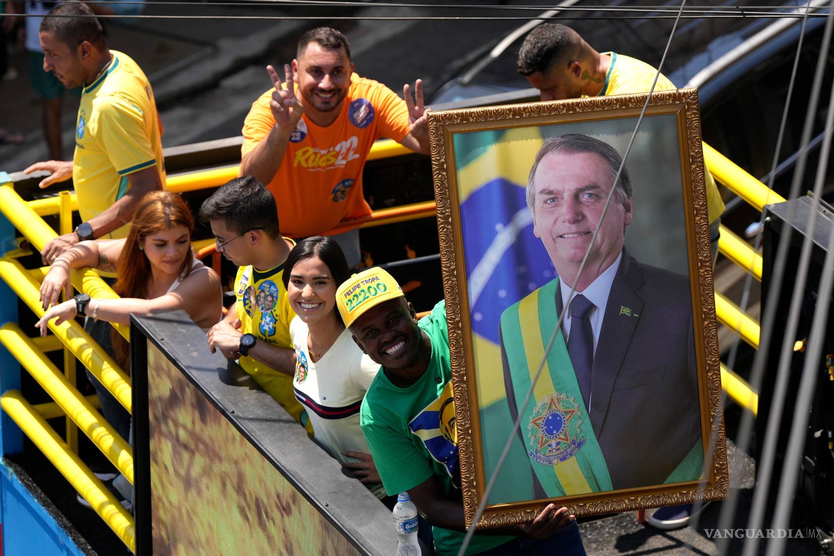$!Simpatizantes de Flavio Bolsonaro, desfilan con una imagen enmarcada del expresidente Jair Bolsonaro, durante un mitin de campaña en Río de Janeiro.