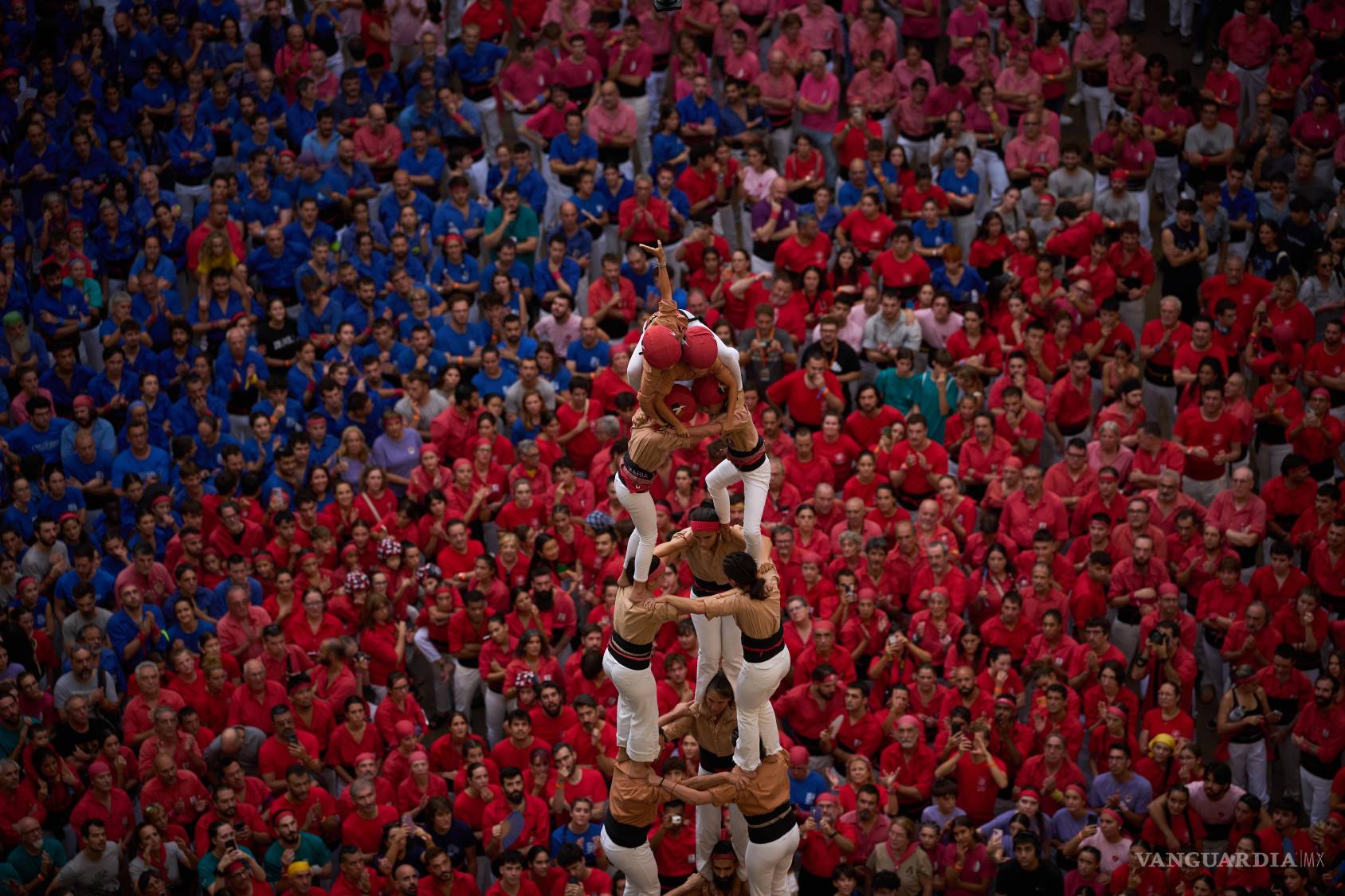 $!Miembros de Castellers Xiquets de Reus forman un “castell” o torre humana, durante el 30º Concurs de Castells o Concurso de Torres Humanas, en Tarragona, España, el domingo 4 de octubre de 2026. (Foto AP/Emilio Morenatti)