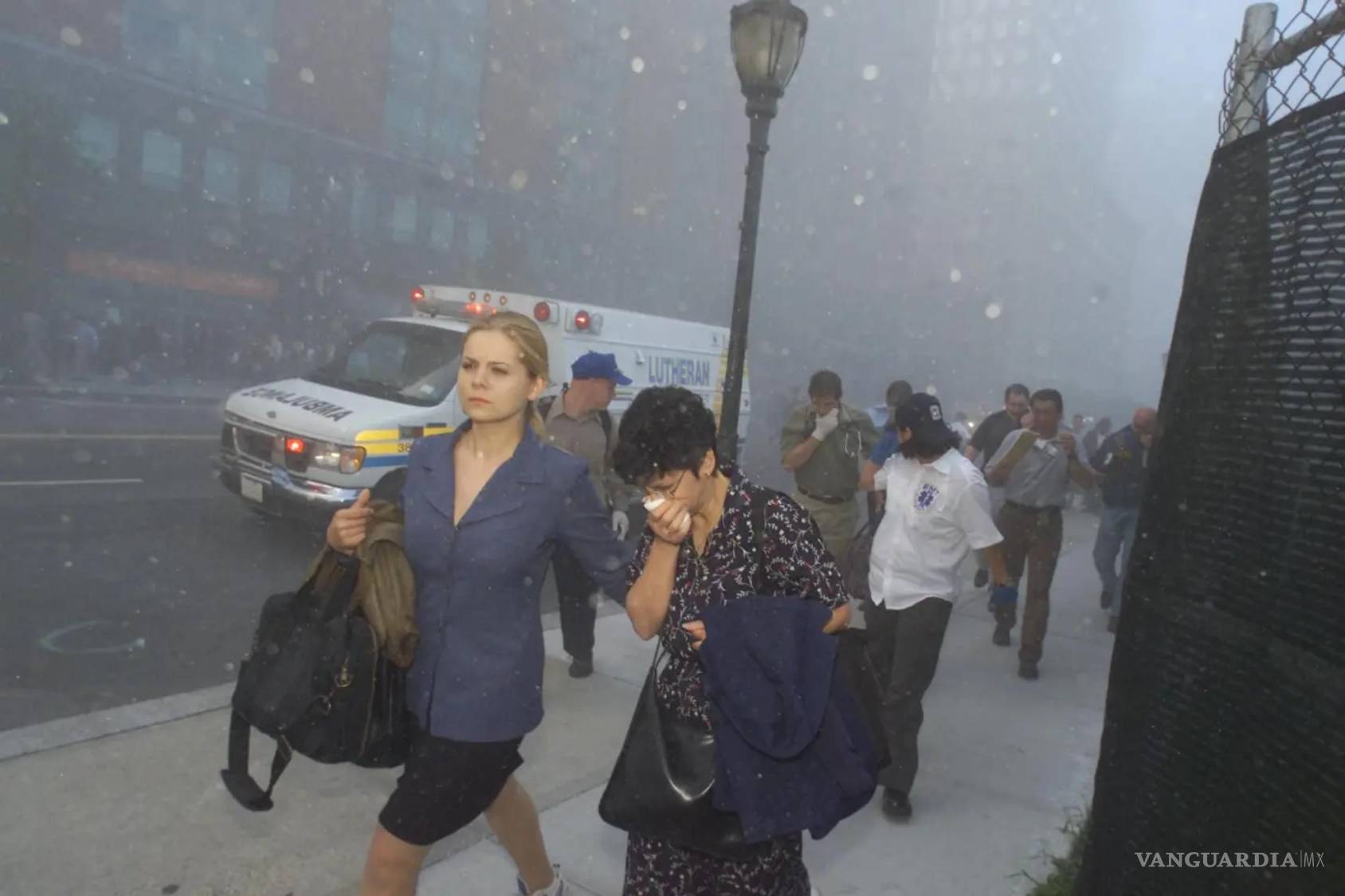 $!Personas huyen del bajo Manhattan tras el impacto de aviones contra las Torres Gemelas del World Trade Center el 11 de septiembre de 2001 enNueva York.