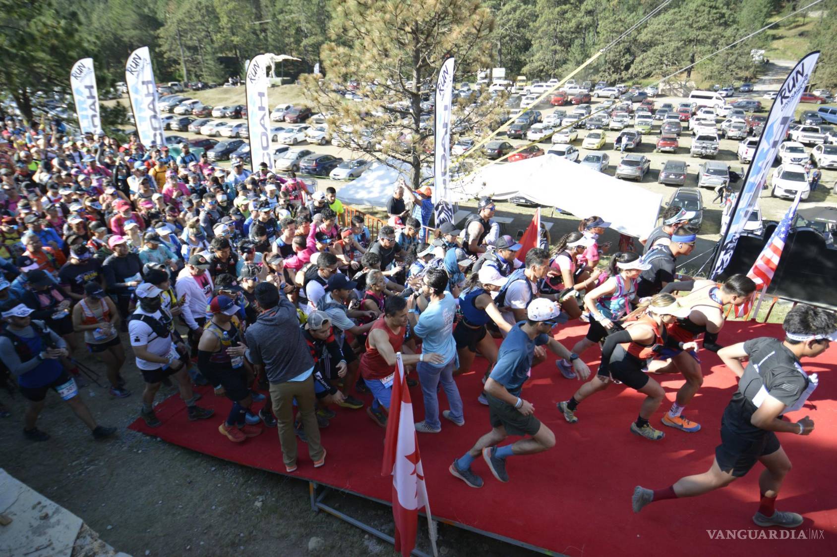 $!A las 8:30 horas de este domingo, salieron los competidores de la distancia de 12 kilómetros.