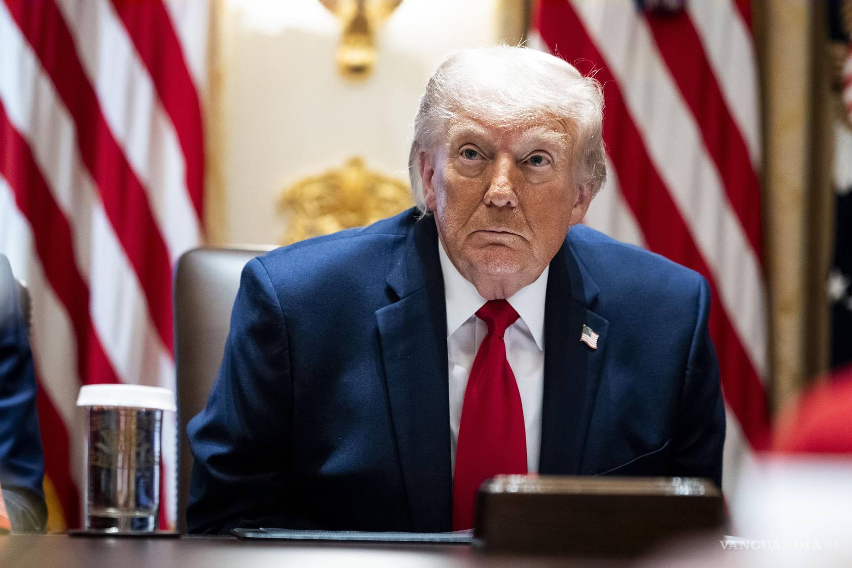 $!El presidente Donald Trump durante una reunión con su gabinete en la Sala del Gabinete de la Casa Blanca en Washington.