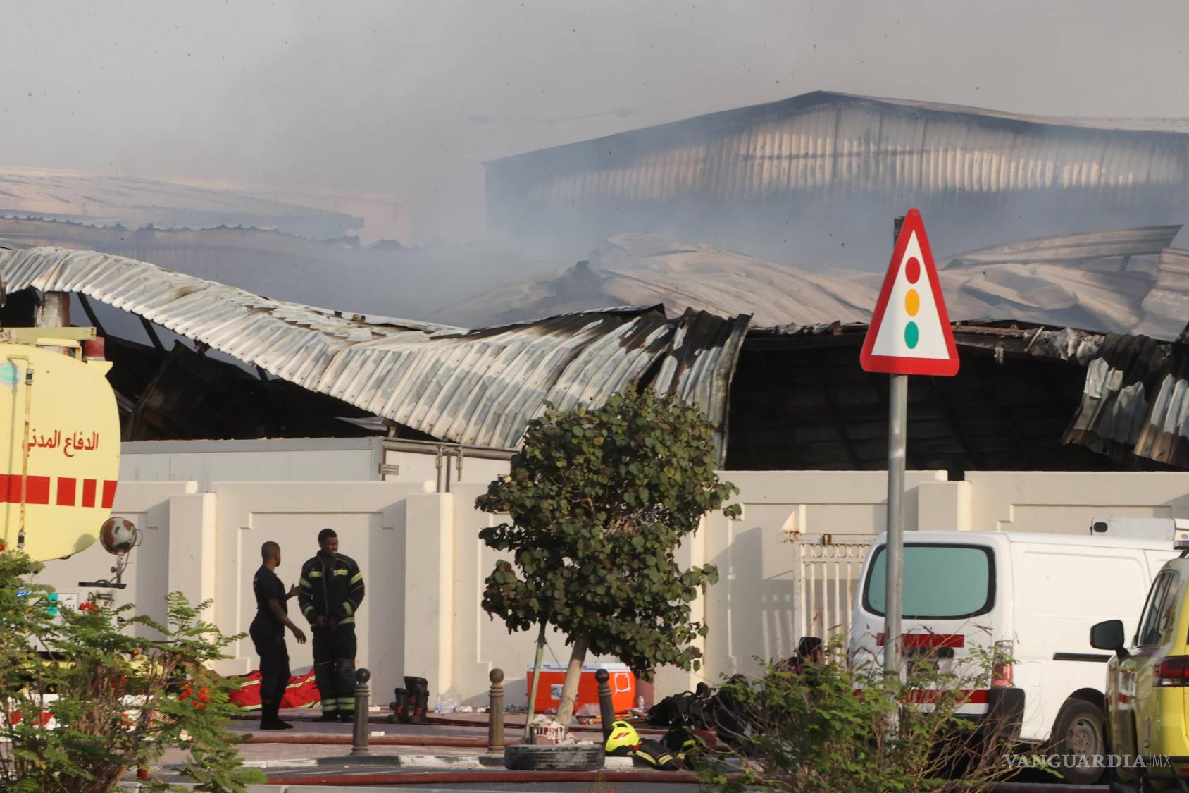 $!Los bomberos trabajan mientras el humo se eleva fuera de un almacén dañado en una zona industrial en Al Rayyan, Qatar, tras un ataque iraní.