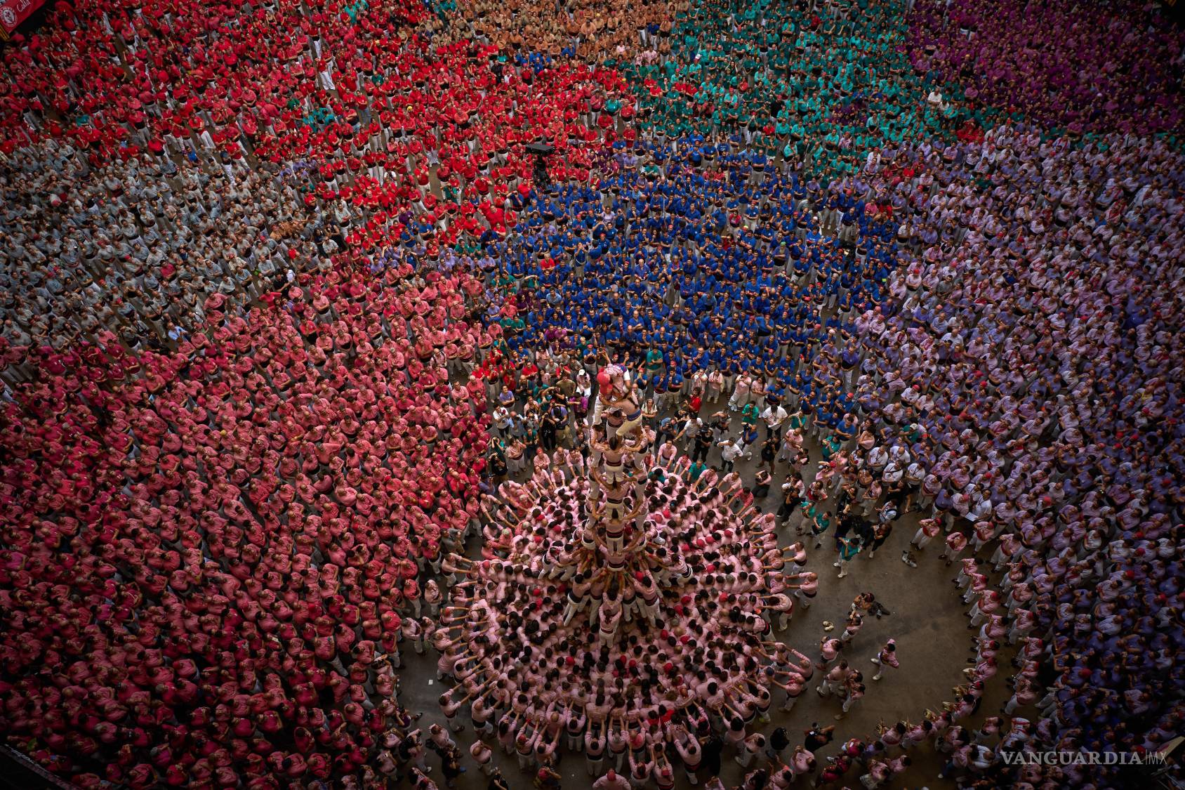 $!Miembros de Castellers Joves de Valls forman un “castell” o torre humana, durante el 30º Concurs de Castells o Concurso de Torres Humanas, en Tarragona, España, el domingo 4 de octubre de 2026. (Foto AP/Emilio Morenatti)