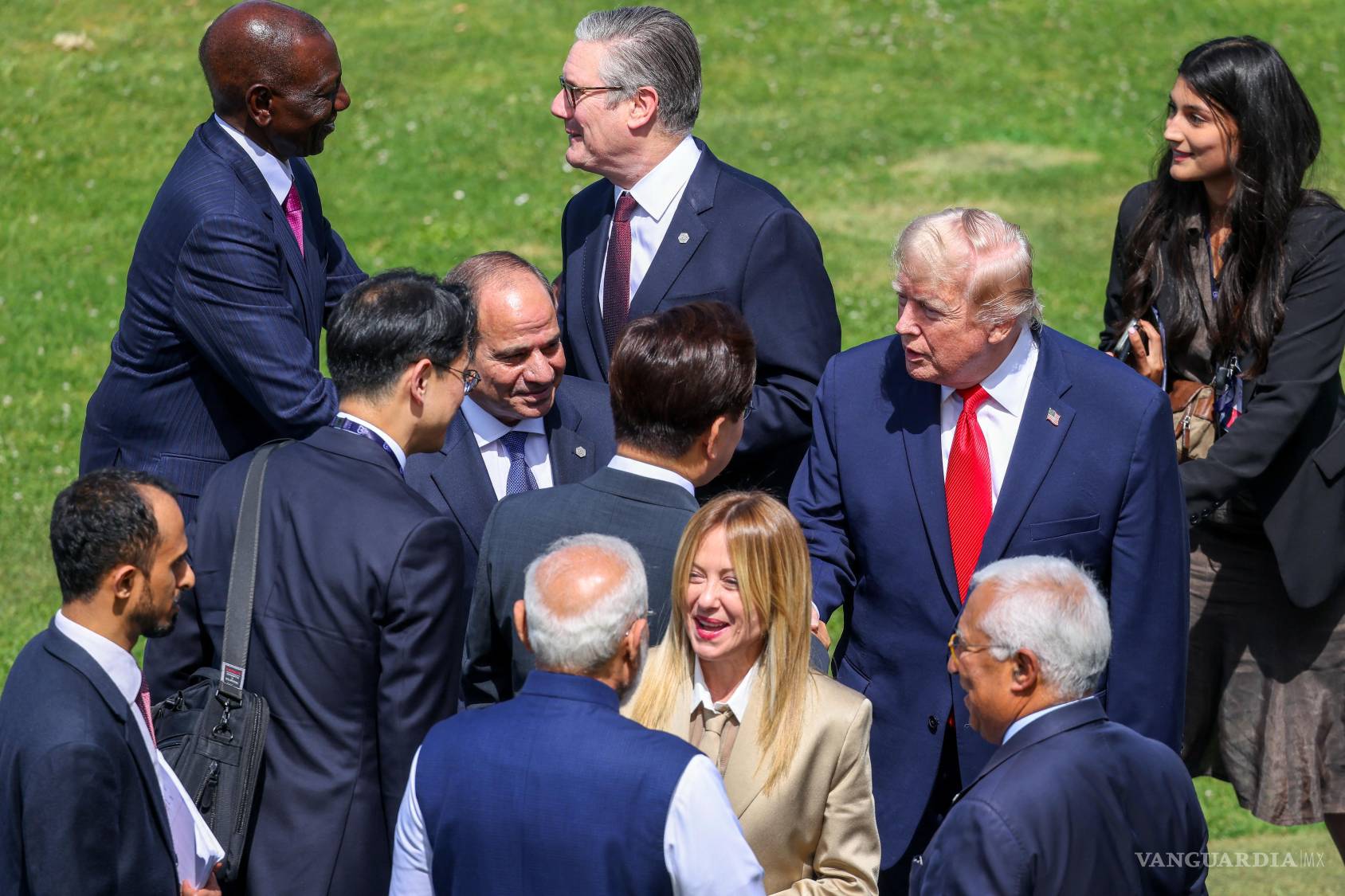 $!Los líderes del Grupo de los 7 muestran una actitud de cortesía y acercamiento hacia el presidente estadounidense Donald Trump durante el primer día de reuniones en Francia, buscando asegurar la cooperación en temas clave como el acuerdo marco con Irán y el conflicto en Ucrania.