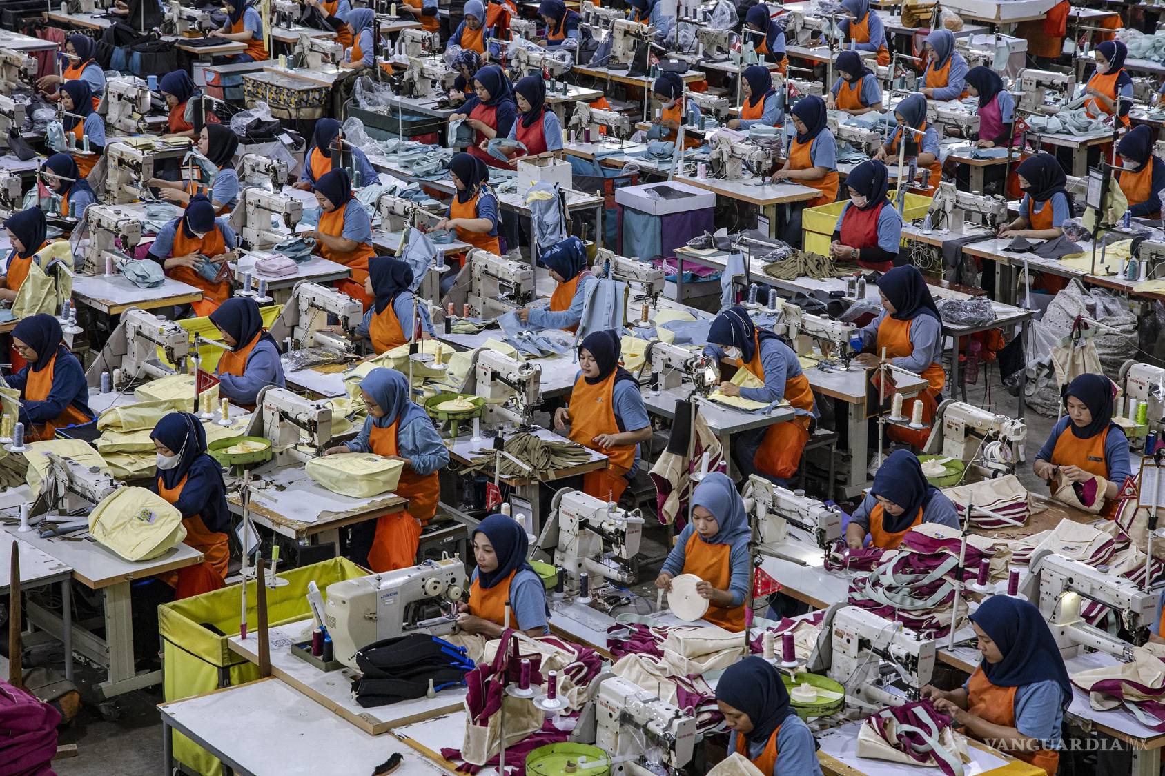 $!Países como Indonesia y Vietnam se apresuraron a cerrar acuerdos para proteger sus industrias dependientes de la exportación ante la amenaza de aranceles de hasta el 46 por ciento.