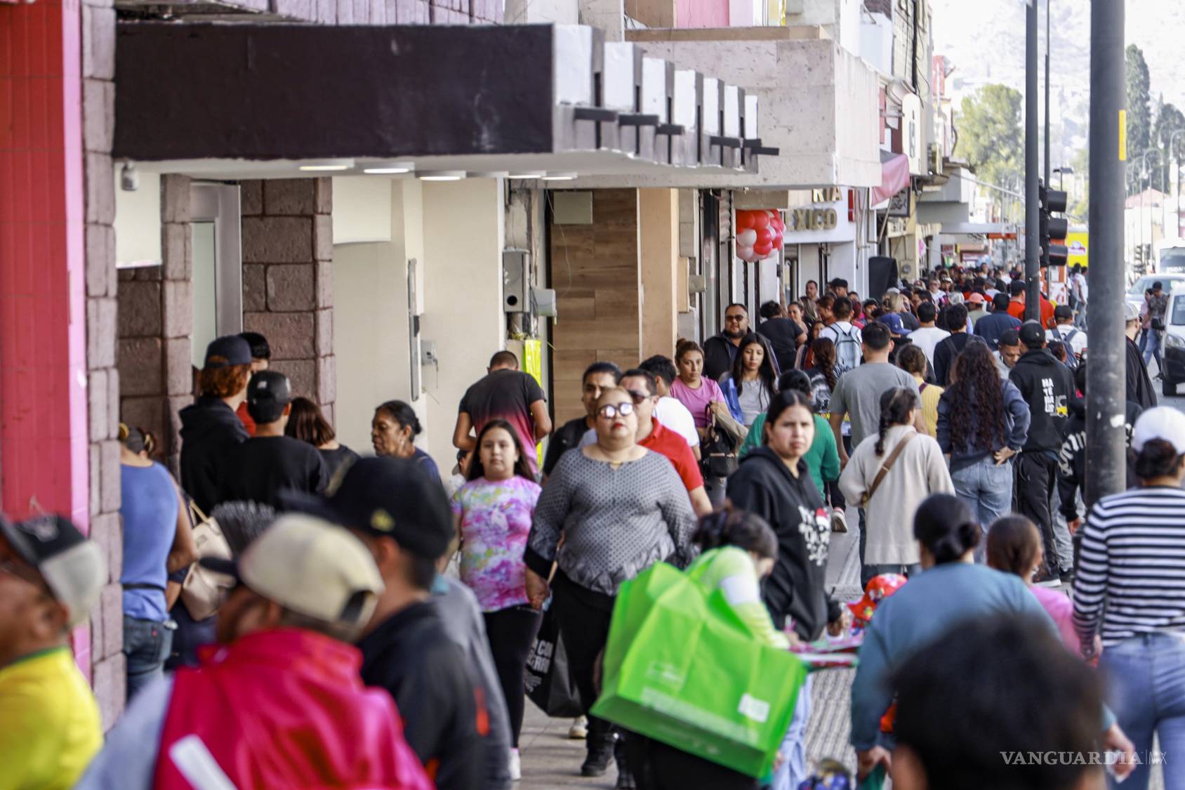 $!Desde temprana hora del 24 de diciembre la gente acudió a hacer las últimas compras navideñas.