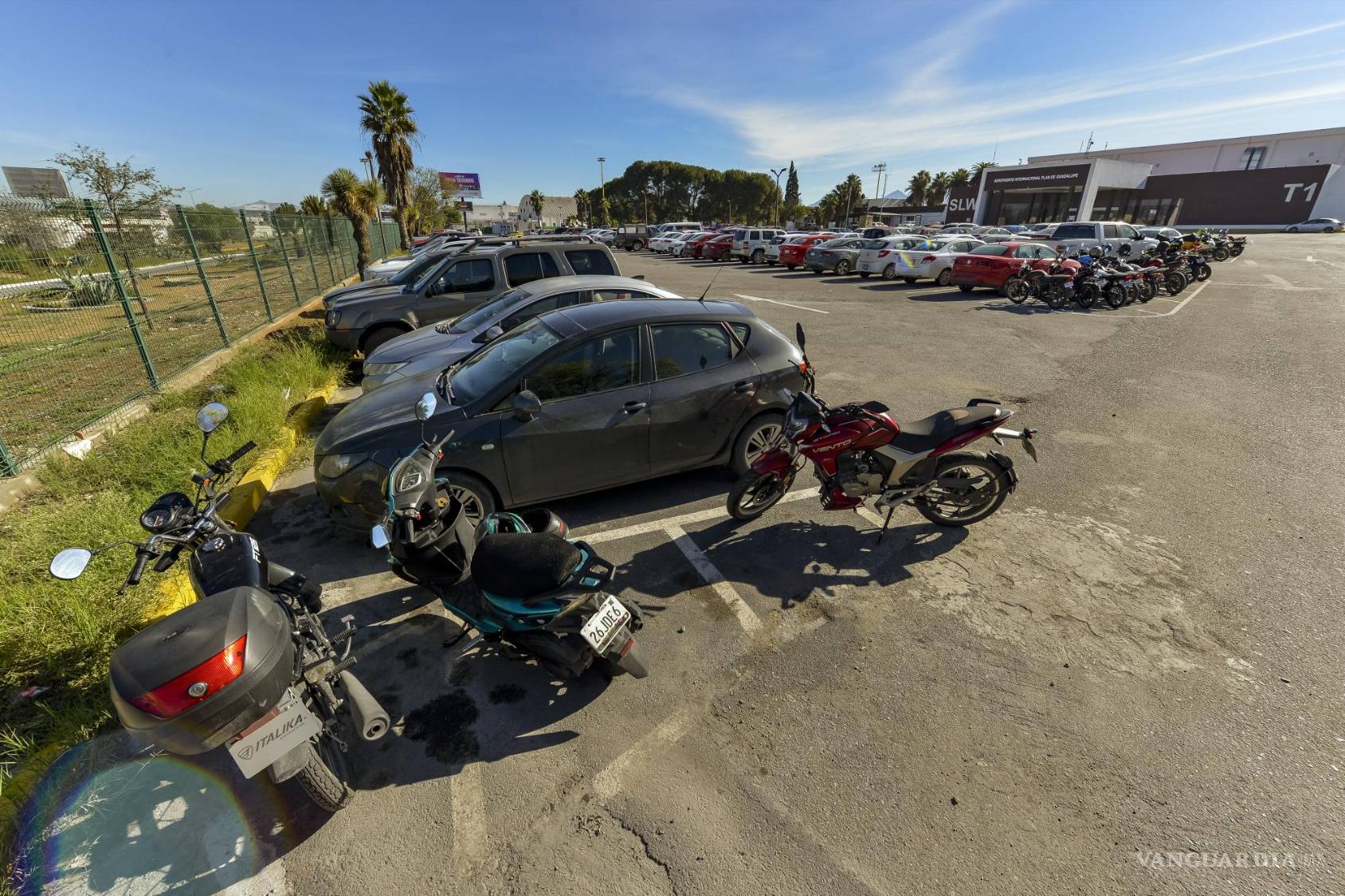 $!Empleados de la estación aérea son quienes abarrotan el estacionamiento público del aeropuerto Plan de Guadalupe.