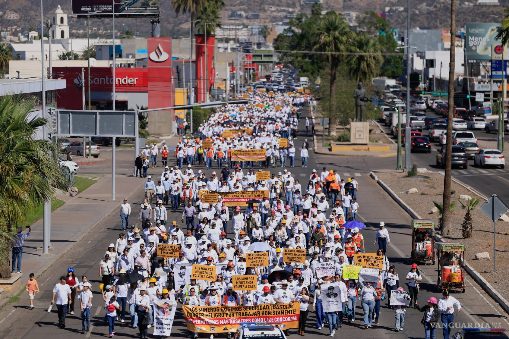 $!Familiares y amigos de 10 mineros que fueron secuestrados el mes pasado en el vecino estado de Sinaloa, marchan exigiendo justicia, en Hermosillo.
