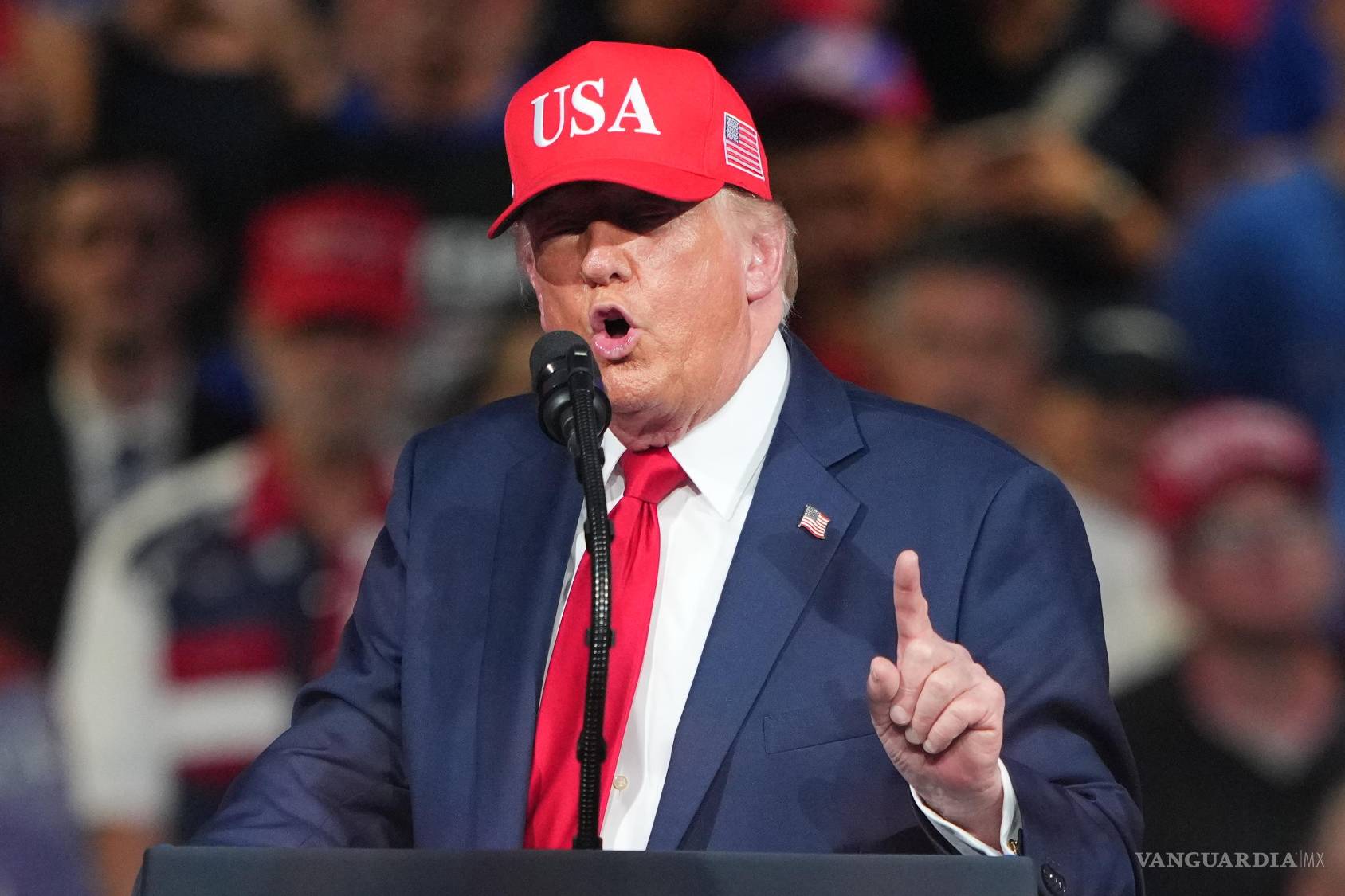 $!El presidente Donald Trump habla durante un mitin de campaña en el Aeropuerto Municipal de Gastonia, el 16 de septiembre de 2026, en Gastonia, Carolina del Norte.