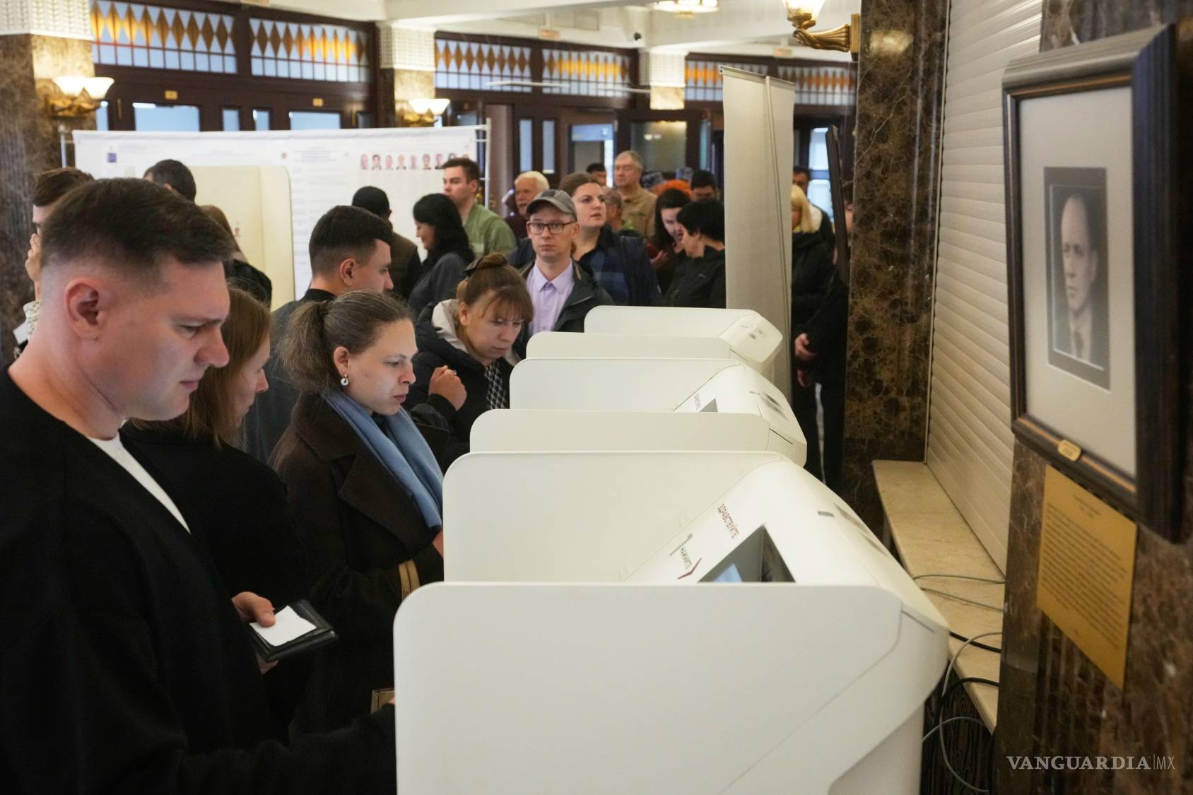 $!Los votantes utilizan un sistema de votación electrónica en las elecciones parlamentarias de Moscú, el viernes 18 de septiembre de 2026.