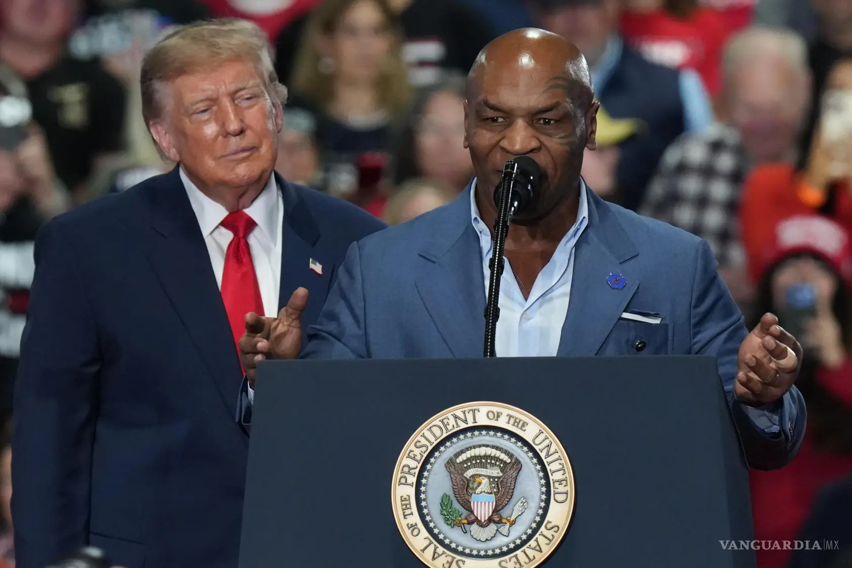 $!El presidente Donald Trump escucha a Mike Tyson durante un mitin de campaña en el Oncenter, el viernes 9 de octubre de 2026, en Syracuse, Nueva York.