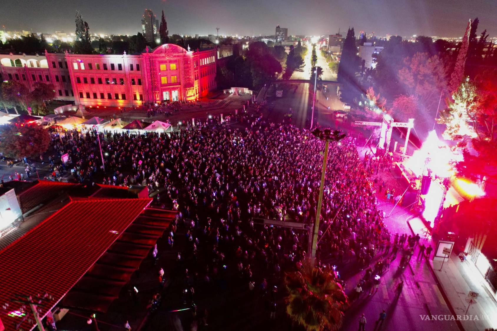 $!El punto culminante de la noche fue cuando apareció DJ Fong en el escenario.