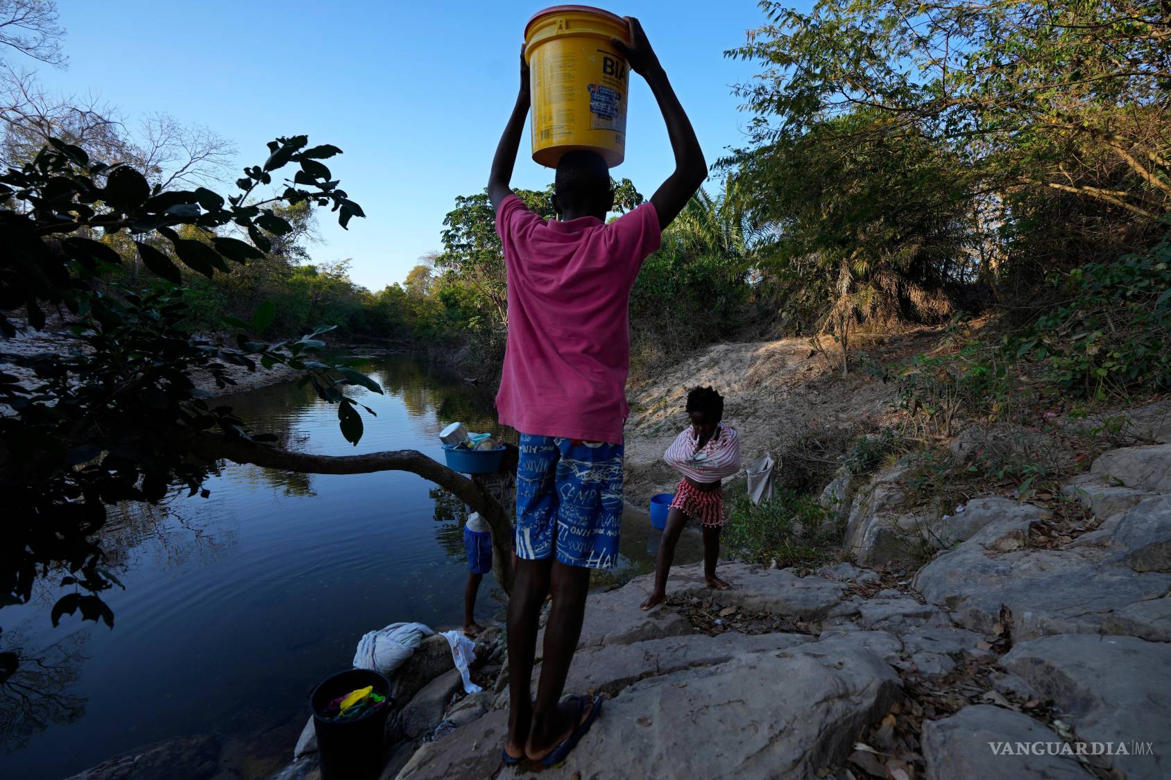 $!Niños llevan agua desde el río Branco en el quilombo Kalunga en la zona rural de Cavalcante en el estado de Goias, Brasil, el 15 de agosto del 2022.
