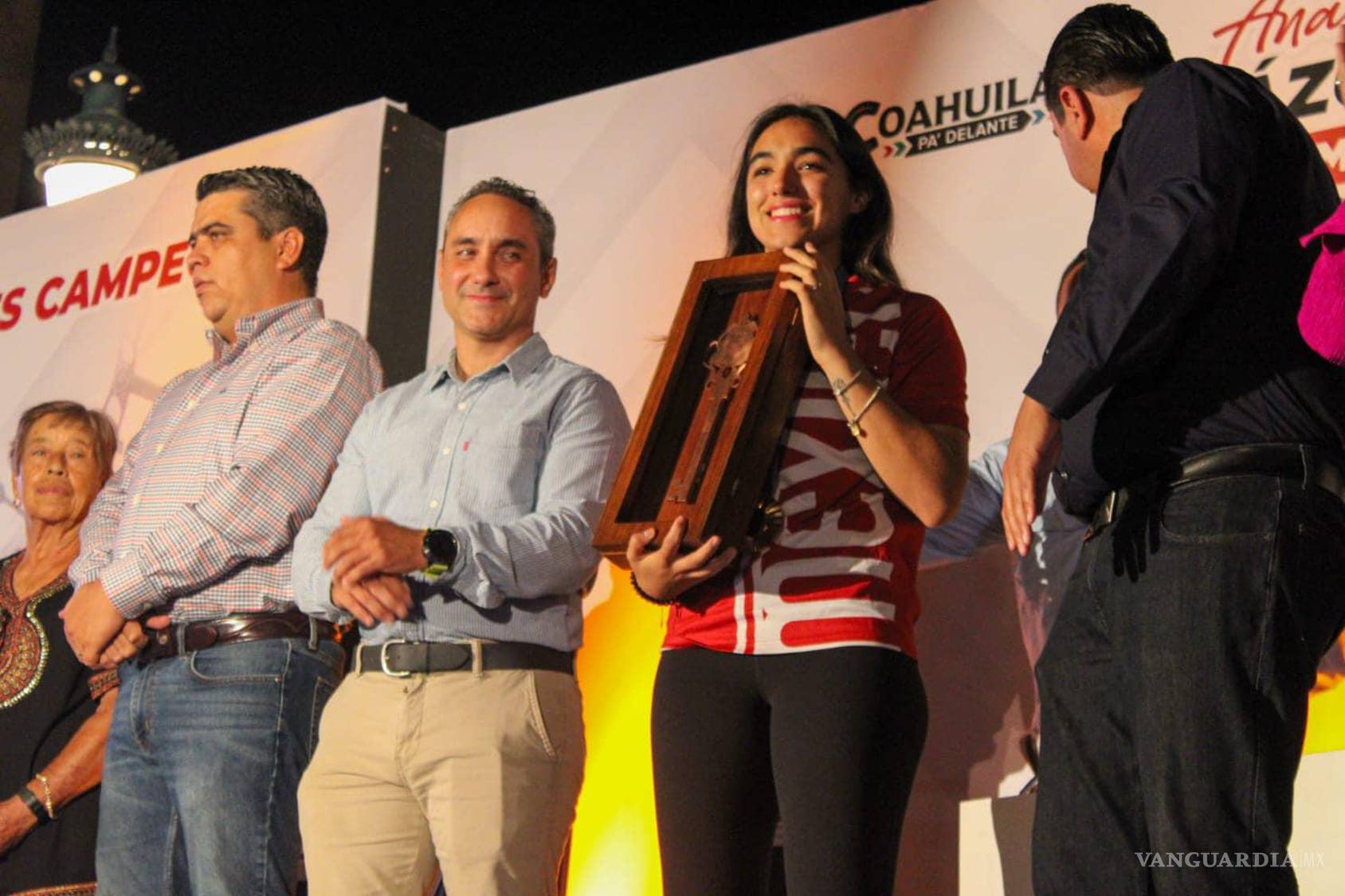 $!Ana Paula Vásquez Flores recibe la llave de Ramos Arizpe, la primera ciudadana en ser honrada de esta manera por su ciudad natal.