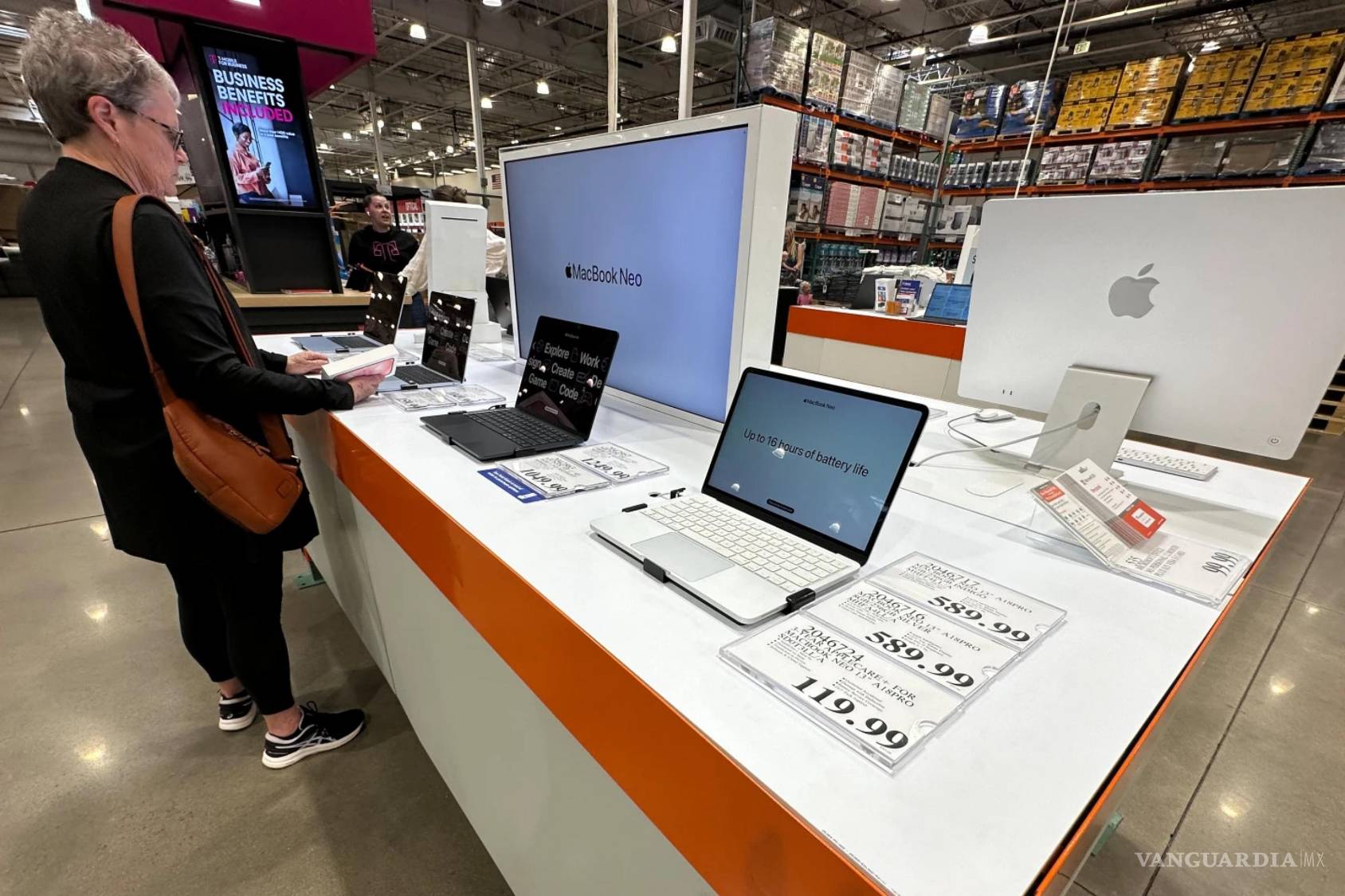 $!Un comprador mira las computadoras portátiles Apple MacBook expuestas en un almacén de Costco el 2 de junio de 2026 en Sheridan, Colorado.