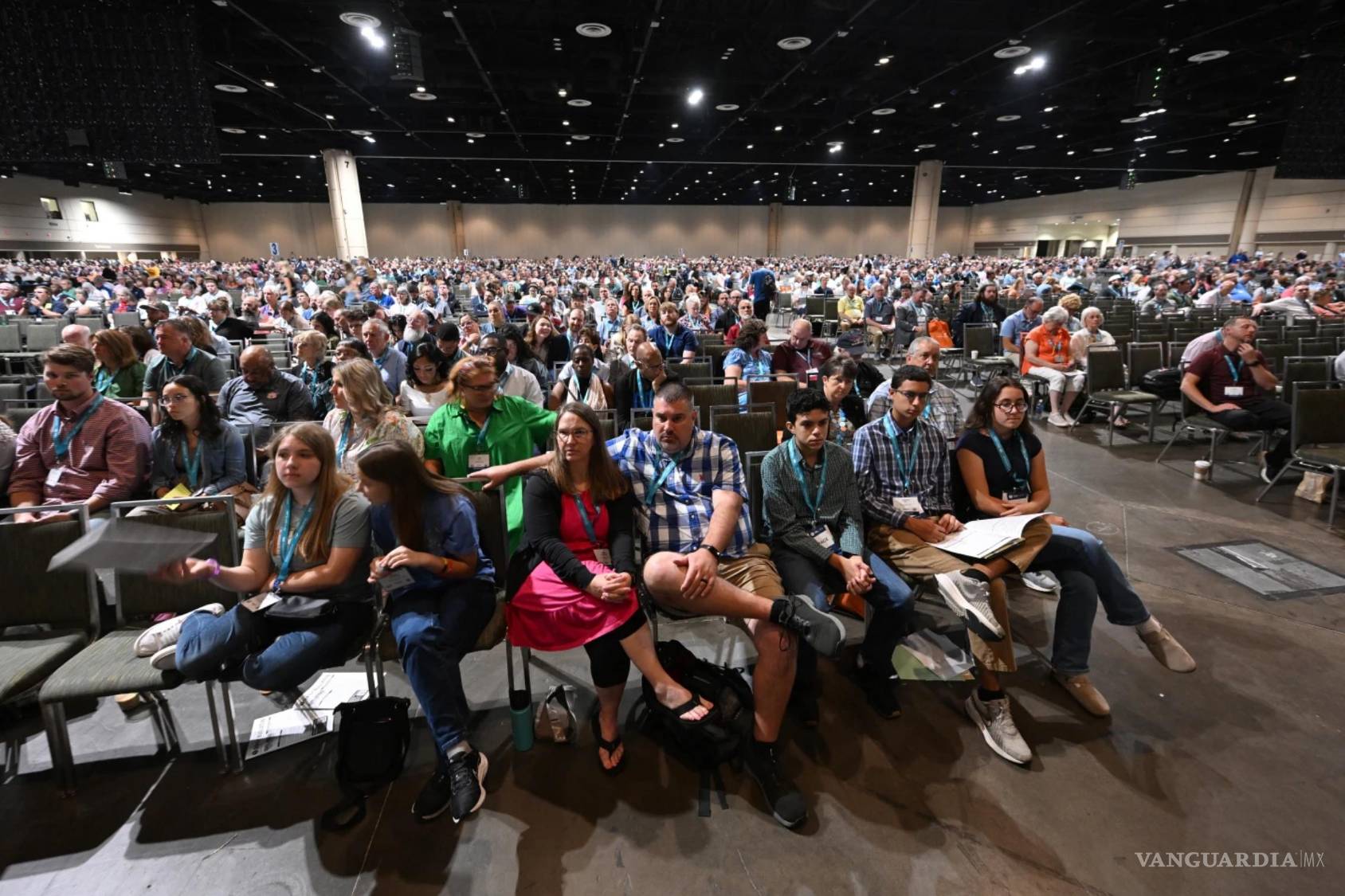 $!Los asistentes escuchan atentamente mientras se debaten las presentaciones durante la reunión anual de la Convención Bautista del Sur, en Orlando, Florida.