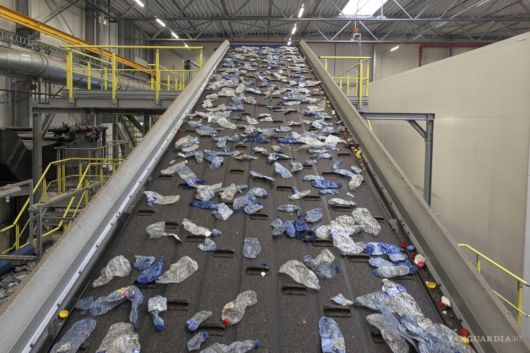 $!Imagen de una planta de reciclaje de plástico en Charleroi (Bélgica). El reciclaje es la solución final cuando tenemos que deshacernos de los materiales usados.