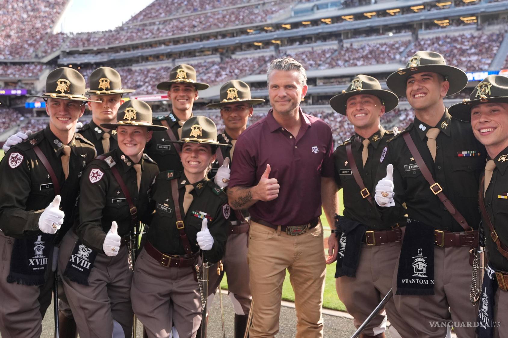 $!El secretario de Defensa de EU Pete Hegseth con miembros del Cuerpo de Cadetes de Texas A&amp;M en College Station, Texas.