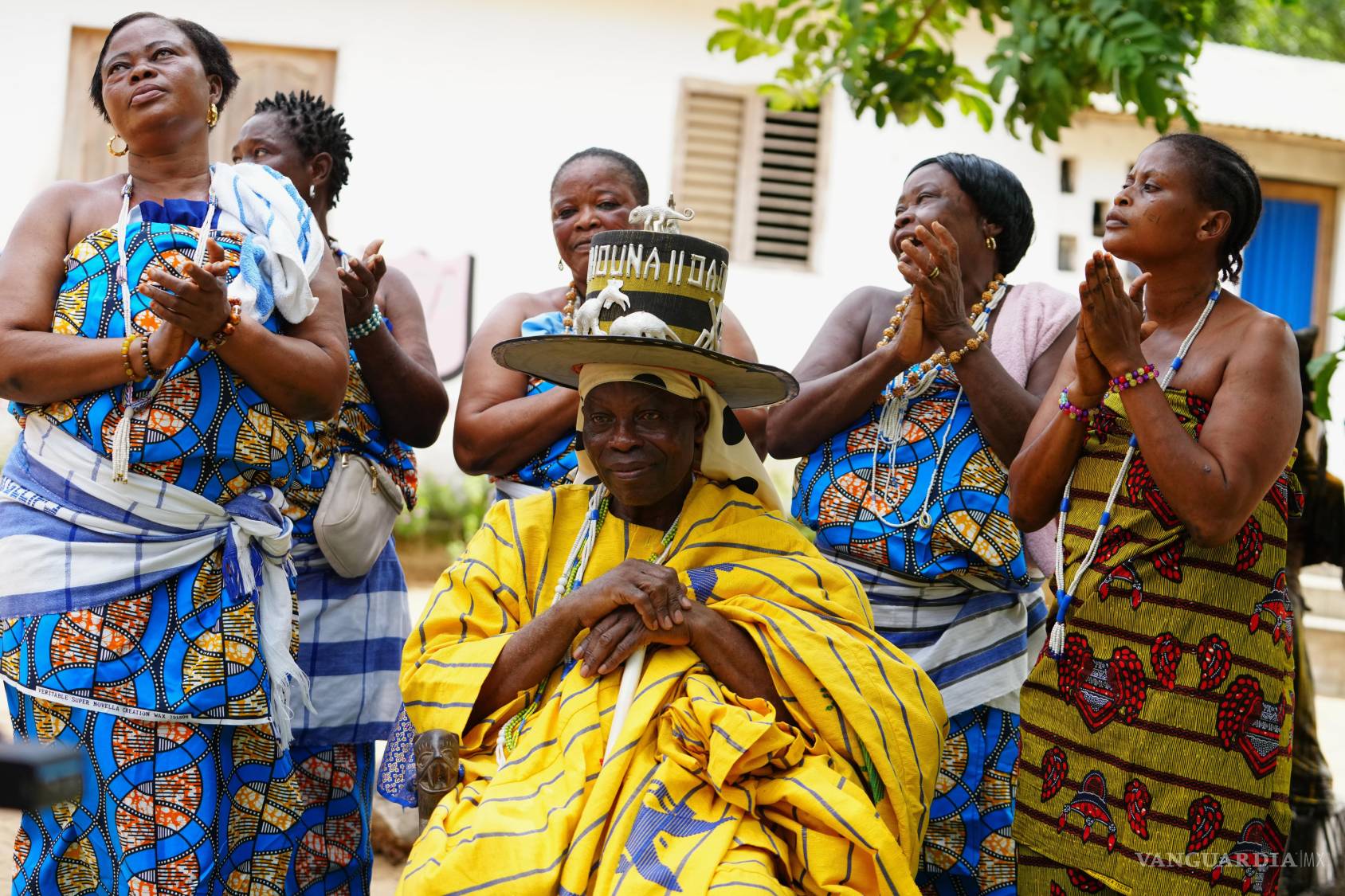 $!Daagbo Hounon Houna II, el jefe supremo espiritual del vudú, rodeado de sacerdotisas, es entrevistado por Associated Press en Ouidah, Benín.