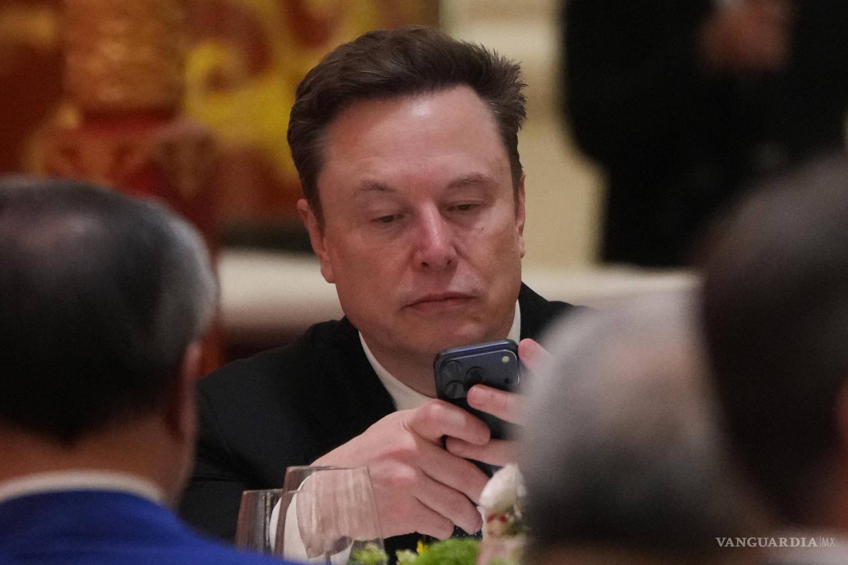 $!Elon Musk usa su teléfono durante una cena de estado para el presidente Donald Trump y el presidente chino Xi Jinping en el Gran Salón del Pueblo en Beijing.