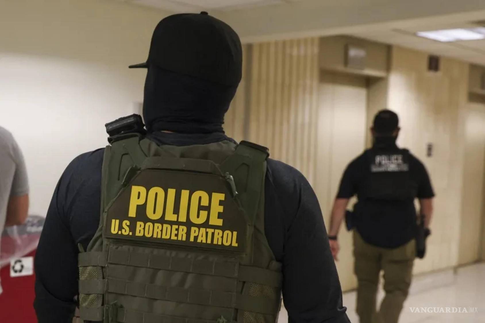 $!Agentes federales supervisan las audiencias del tribunal de inmigración en el edificio federal Jacob K. Javits en Nueva York.