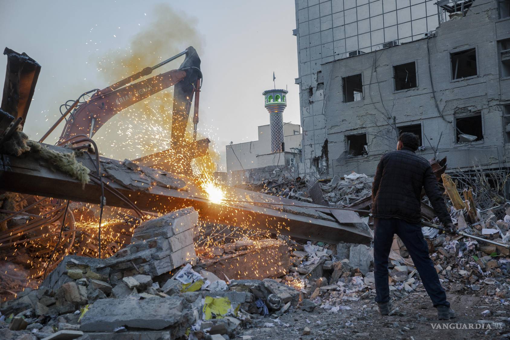 $!Trabajadores desmontan los escombros en una comisaría de policía afectada por ataques aéreos en Teherán, Irán.