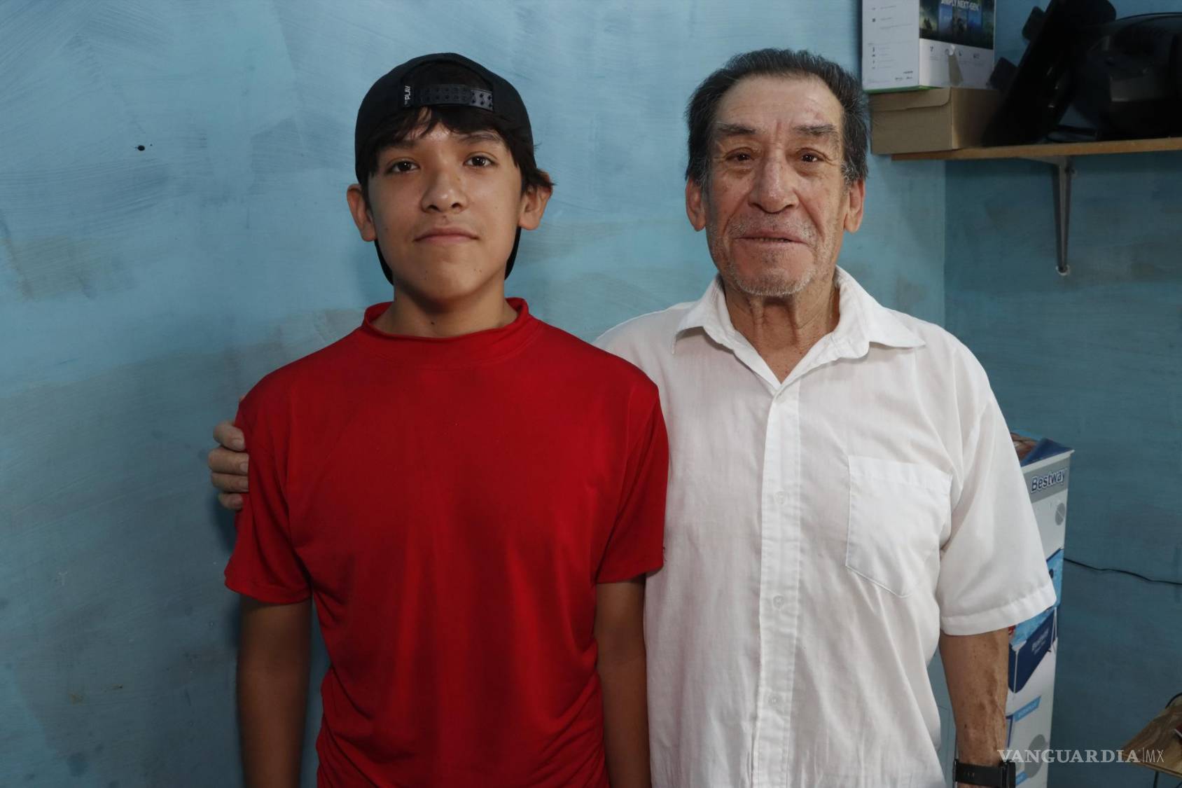 $!Julián, padre soltero, con Ariel, en su vivienda.