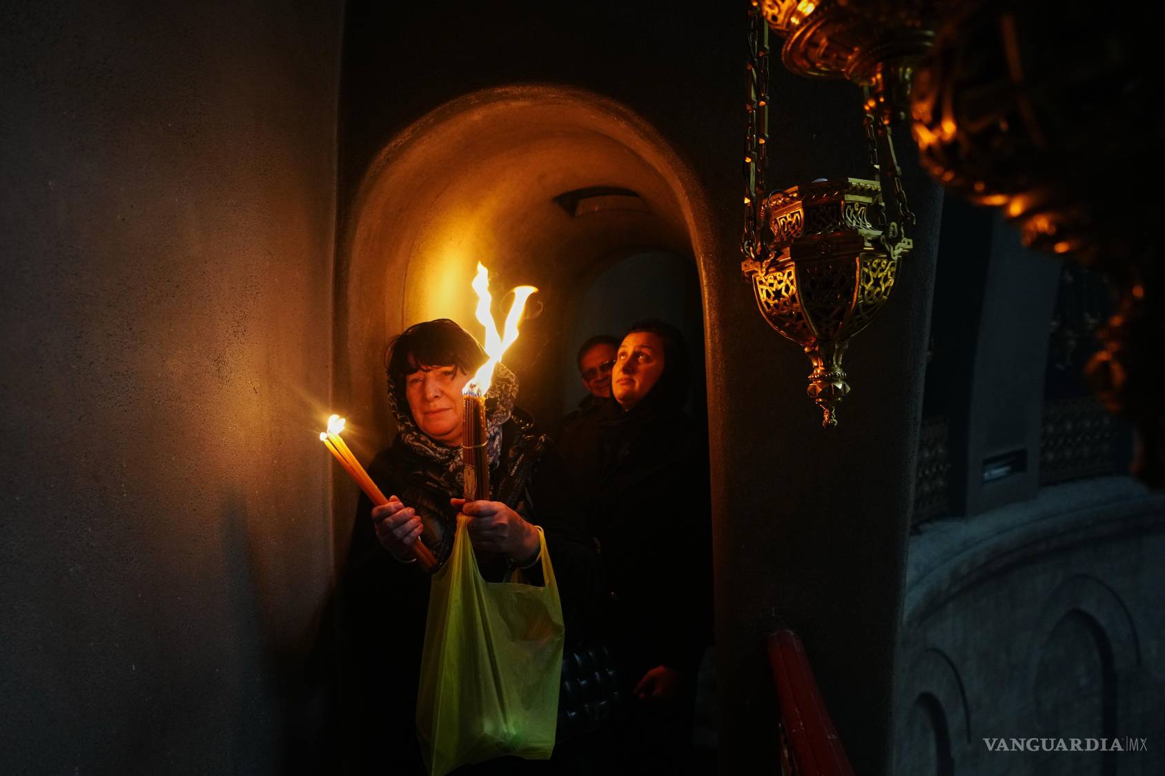 $!Peregrinos cristianos ortodoxos sostienen velas durante la ceremonia del Fuego Sagrado en la Iglesia del Santo Sepulcro en la Ciudad Vieja de Jerusalén.