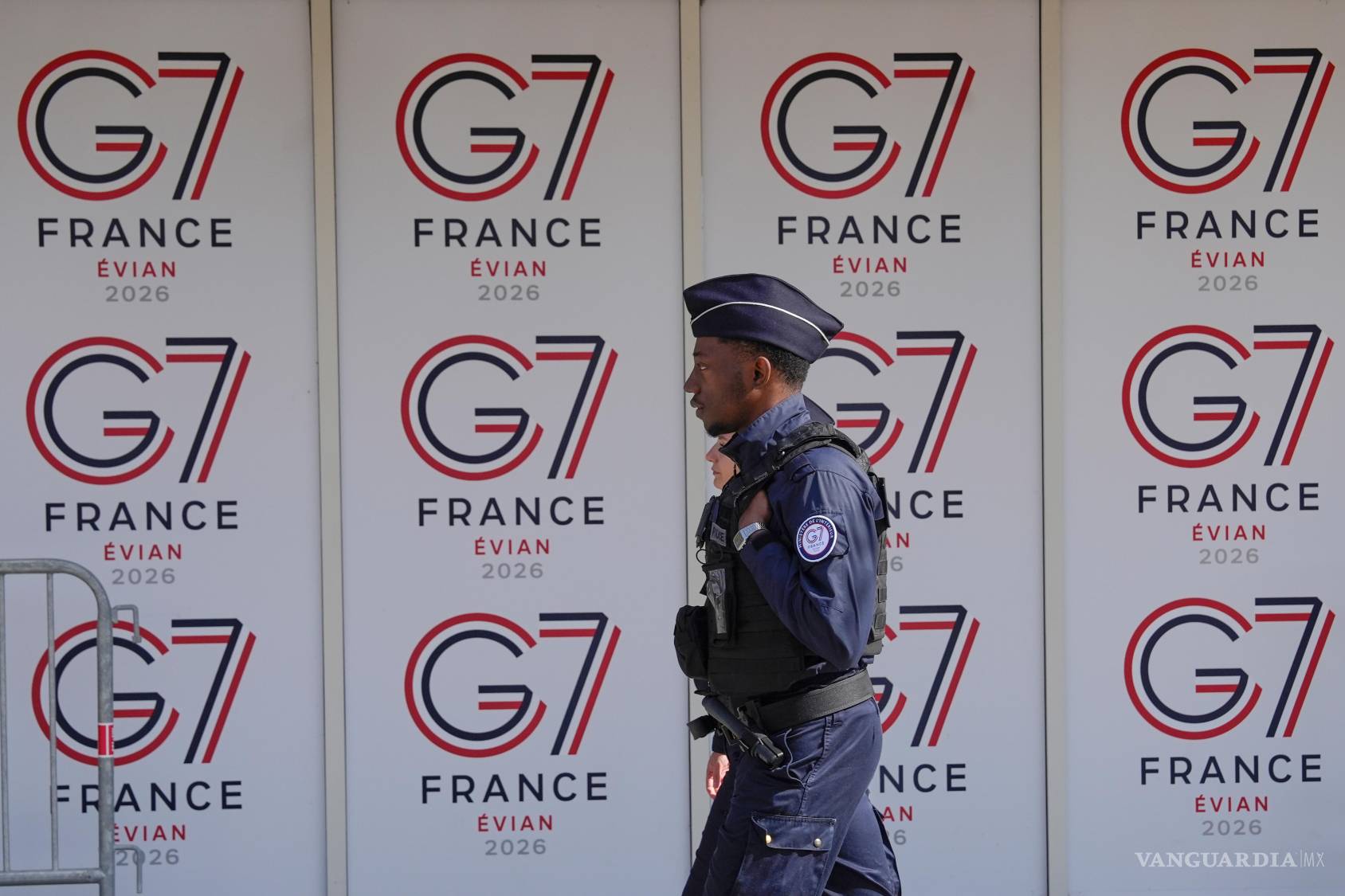 $!Un agente de policía francés pasa junto a los logotipos del G7 en Evian-les-Bains, al este de Francia.