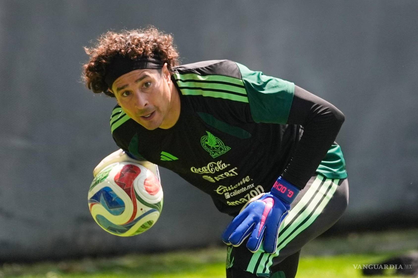 $!Guillermo Ochoa se integra al Tri con la posibilidad de disputar su sexto Mundial, aportando liderazgo, memoria y temple a una generación que buscará hacerse fuerte en casa.