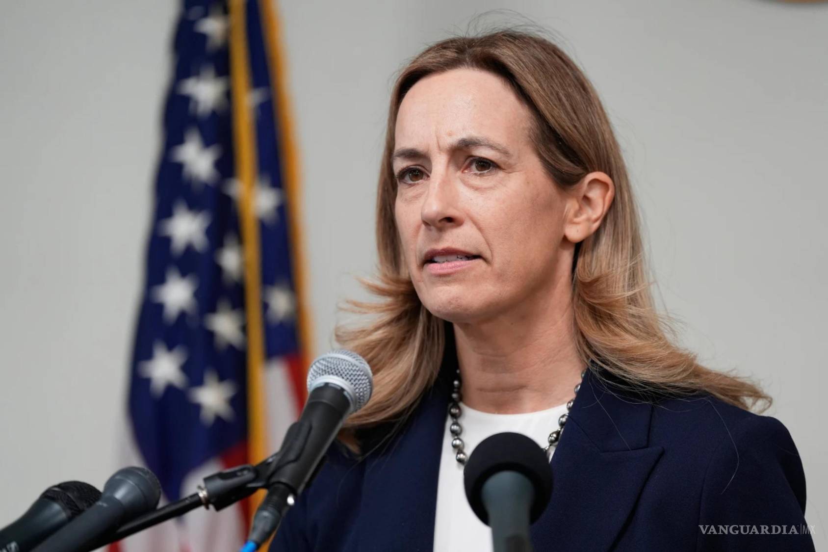 $!La gobernadora de Nueva Jersey, Mikie Sherrill, durante una conferencia de prensa en Trenton, Nueva Jersey.
