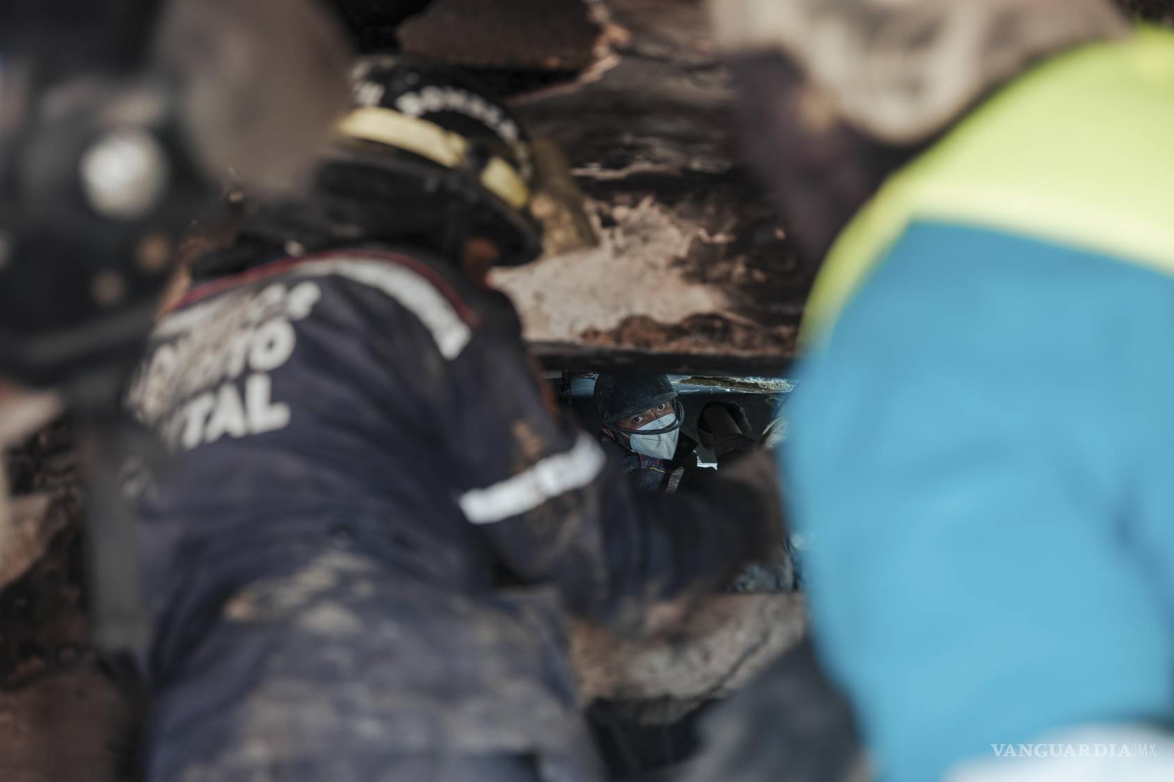 $!Han pasado seis días desde que dos devastadores terremotos arrasaron barrios residenciales enteros en Venezuela, y decenas de cuerpos siguen siendo recuperados de entre los escombros.