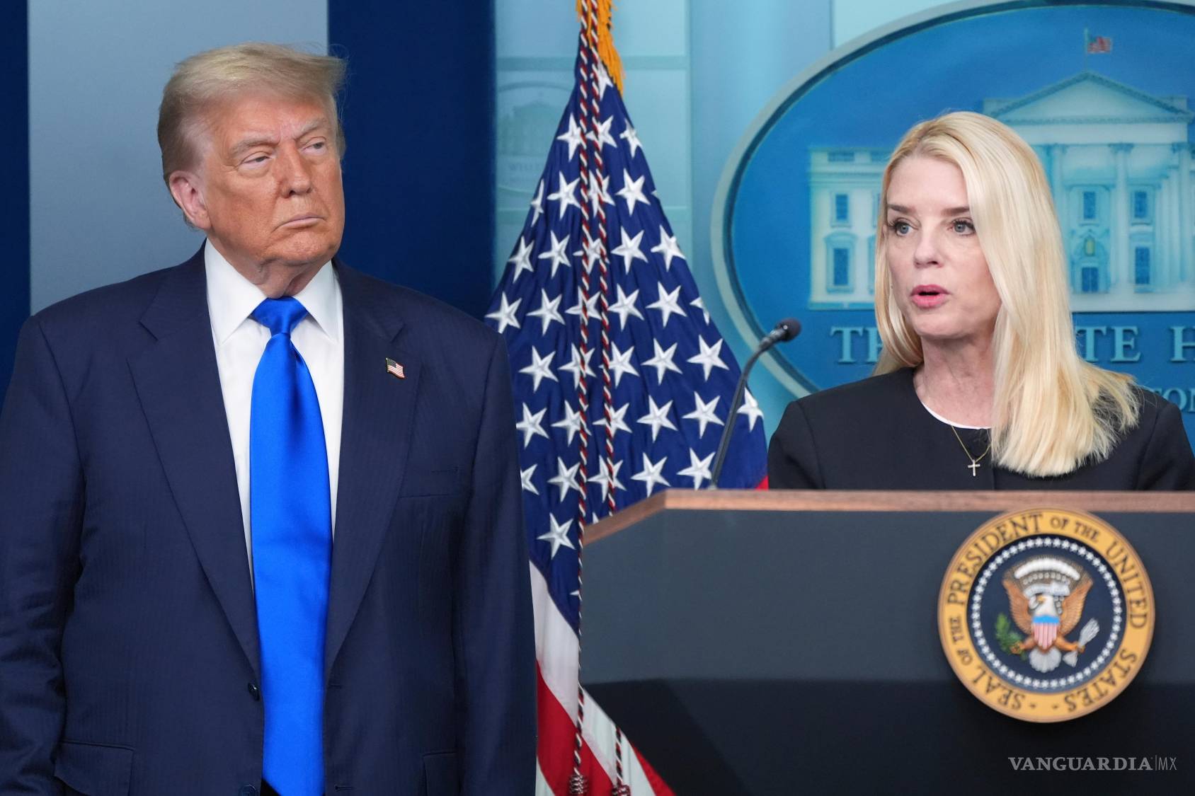 $!La fiscal general Pam Bondi habla con los periodistas mientras el presidente Donald Trump escucha, el 27 de junio de 2025, en la Casa Blanca.