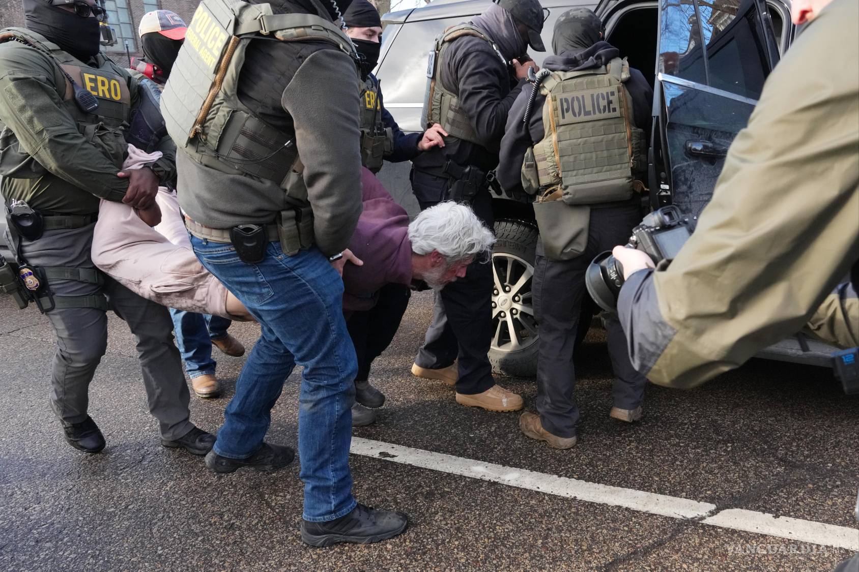 $!Un hombre es detenido por varios agentes del ICE y llevado a un vehículo. El aumento de estas detenciones, un objetivo de la agencia que ha duplicado sus cifras diarias, está “sembrando el miedo” entre las familias inmigrantes.
