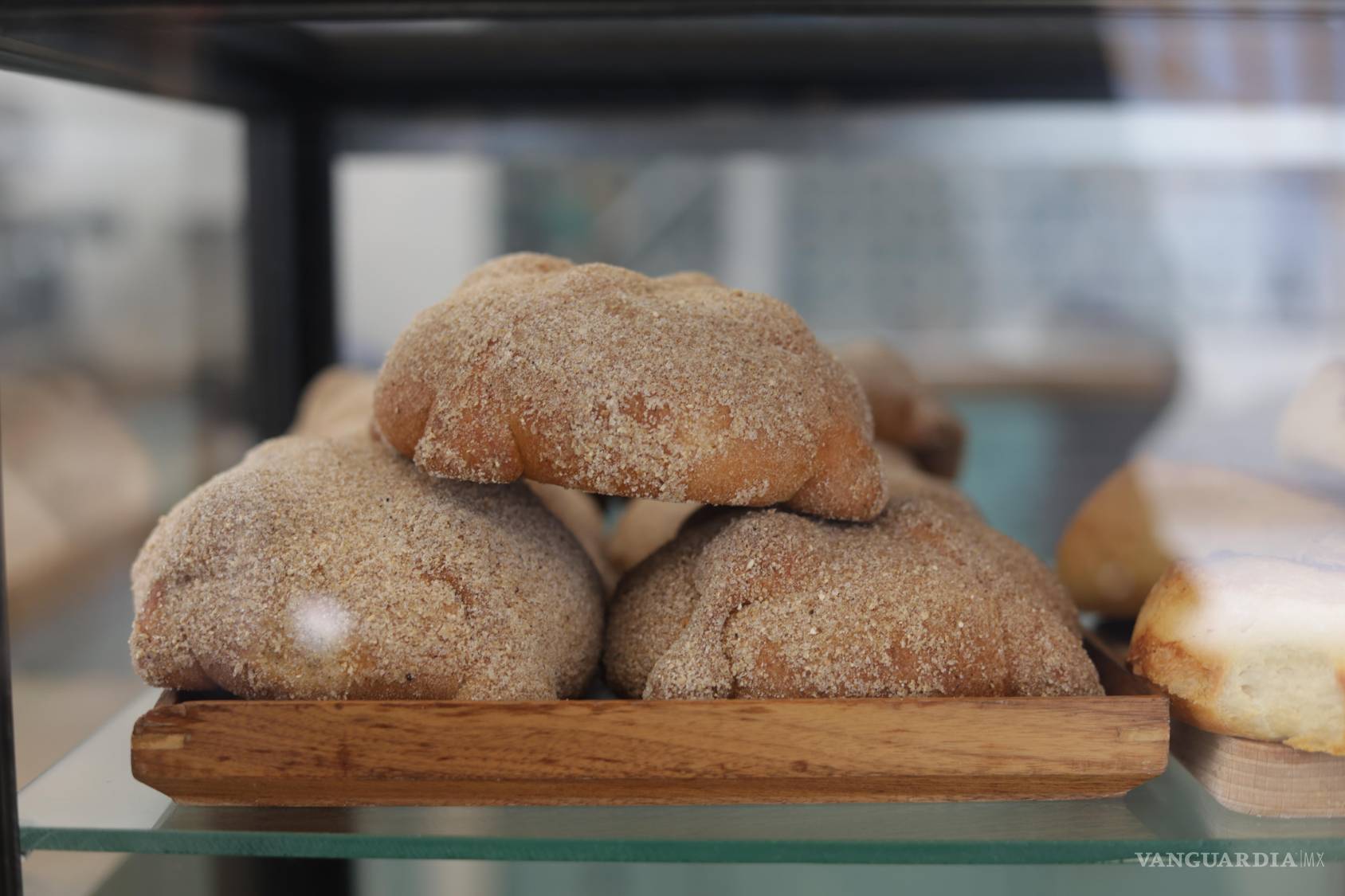 $!Pan de muerto en panaderías locales, con precios que van de 11 a 120 pesos el tradicional y de 18 a 150 pesos el relleno, según tamaño.