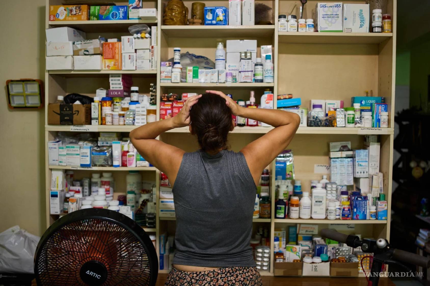 $!Laura Mendoza, quien dirige el proyecto comunitario “Los medicamentos no están a la venta”, observa medicamentos donados por grupos humanitarios en La Habana, Cuba.
