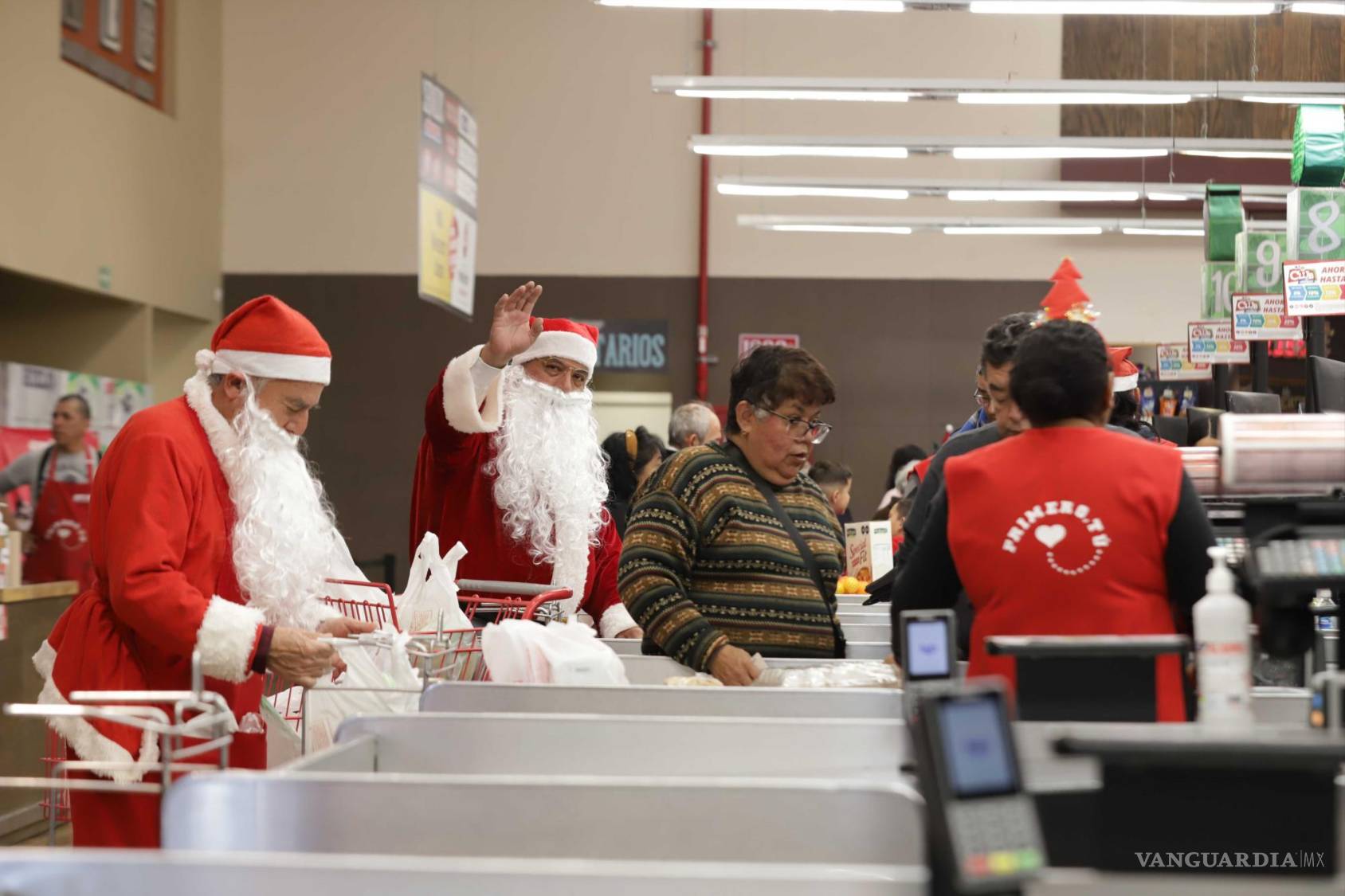$!El equipo de empacadores de Alsuper transforma el trabajo diario en una experiencia navideña llena de alegría y sonrisas.