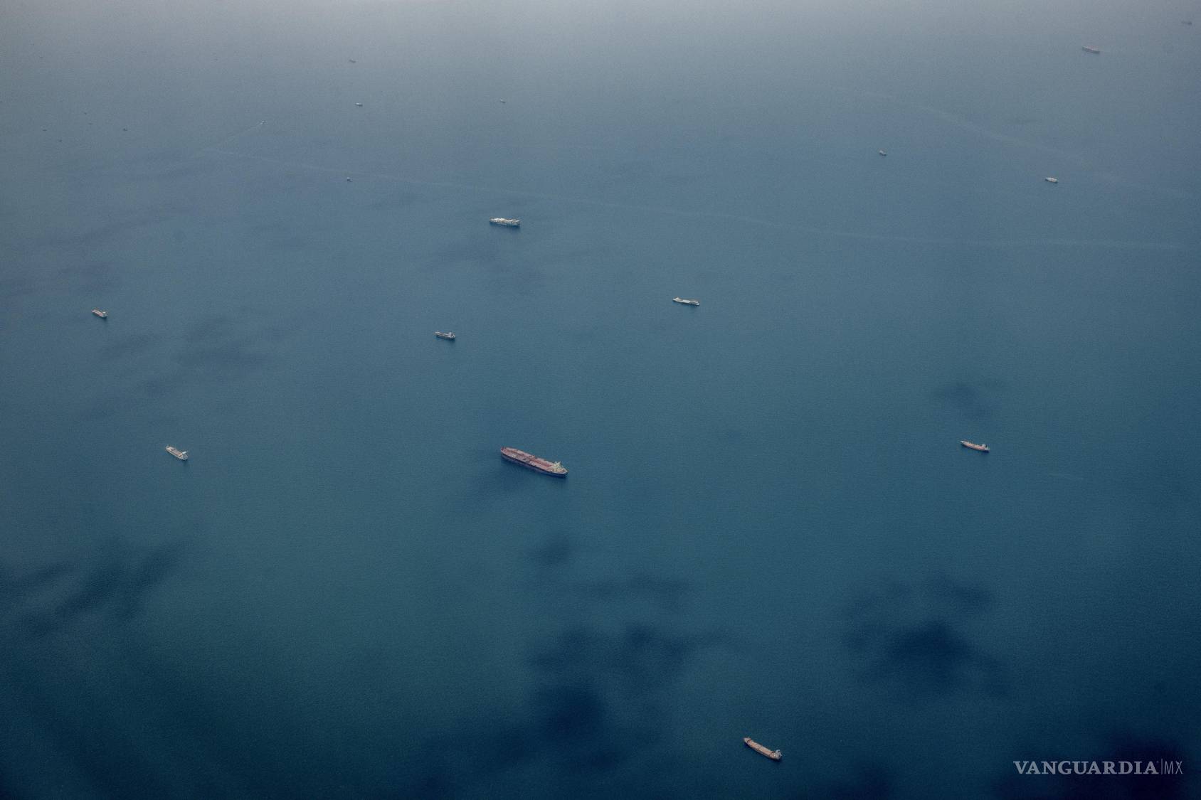 $!Barcos cerca del estrecho de Ormuz, vistos desde un avión cerca de los Emiratos Árabes Unidos, el 20 de julio de 2026.