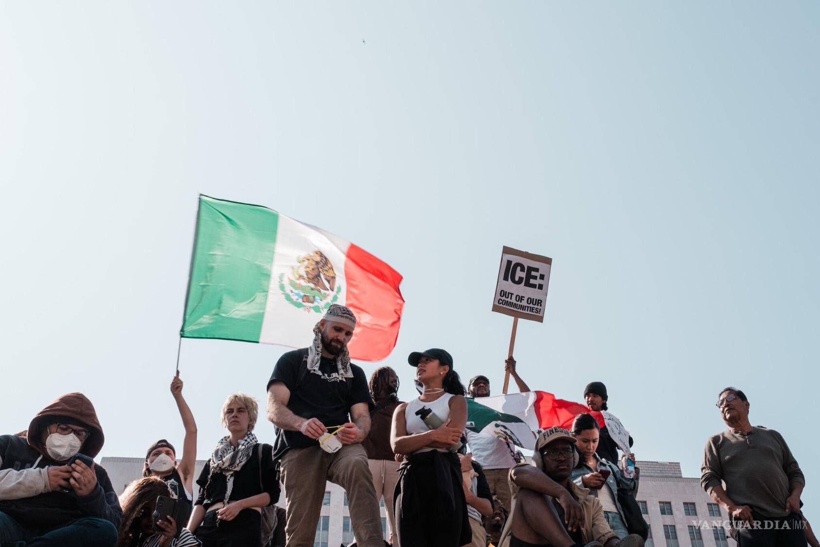 $!Manifestantes ondean la bandera de México y portan carteles que exigen la salida del ICE de sus comunidades.