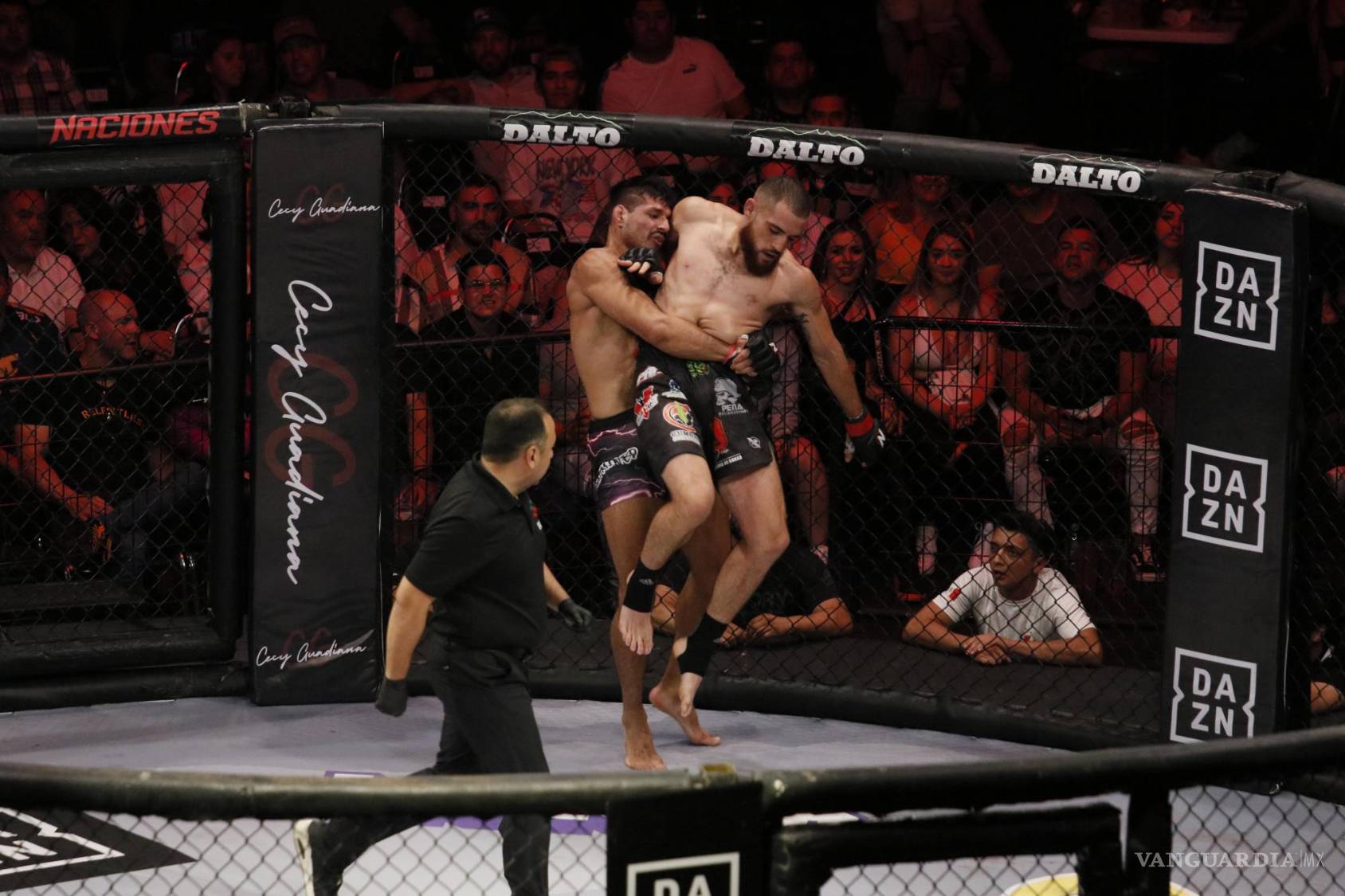 $!Carlos Arana (izquierda) se impuso con contundencia sobre su rival Fabrizio Escarrega.