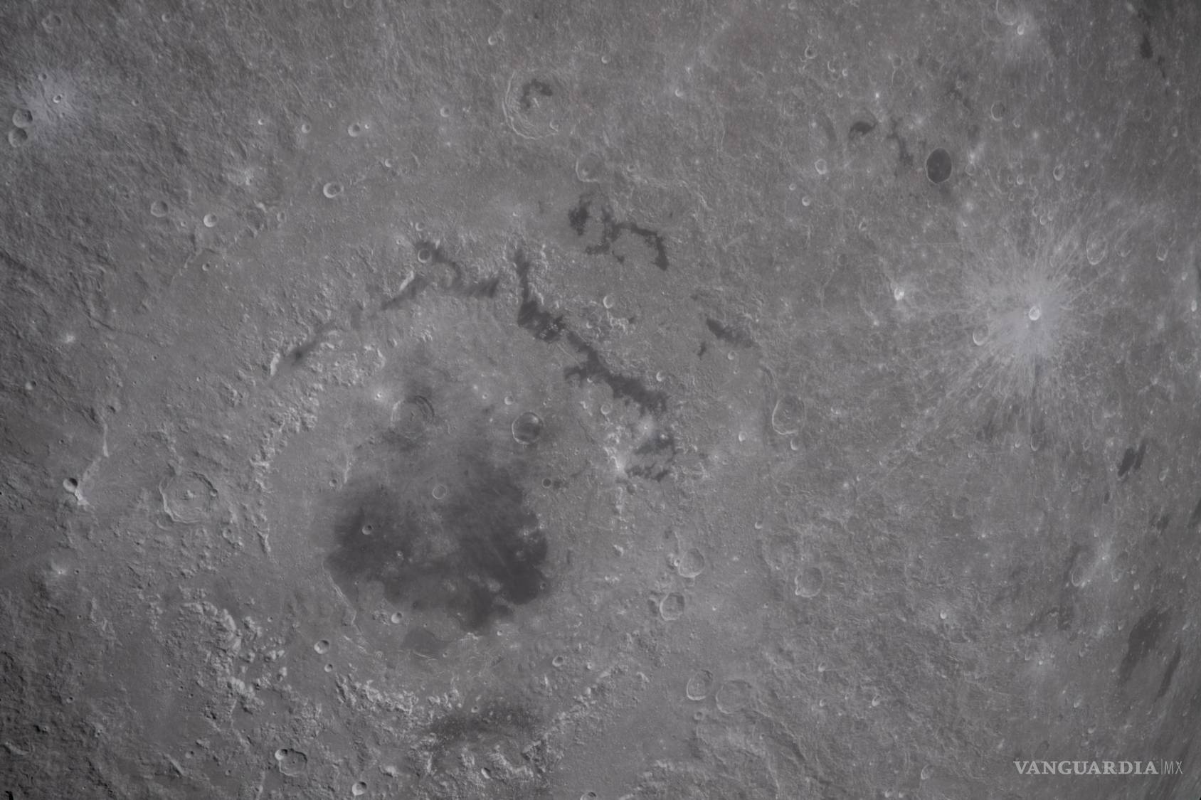 $!En esta vista de la Luna, la tripulación de Artemis II capturó una detallada instantánea de los anillos de la cuenca Orientale, uno de los cráteres de impacto más jóvenes y mejor conservados de la Luna.