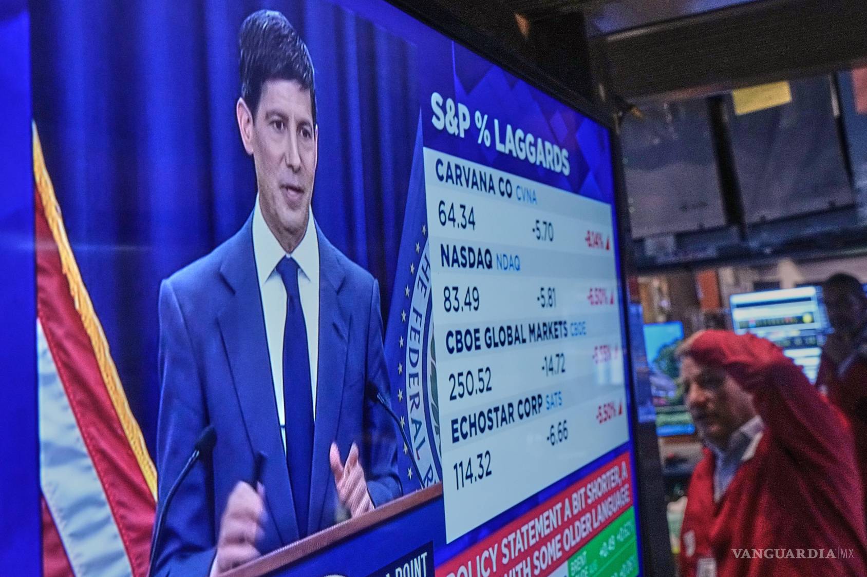 $!La conferencia de prensa del presidente de la Reserva Federal, Kevin Warsh, se muestra en una pantalla en el parqué de la Bolsa de Nueva York, el miércoles 17 de junio de 2026.