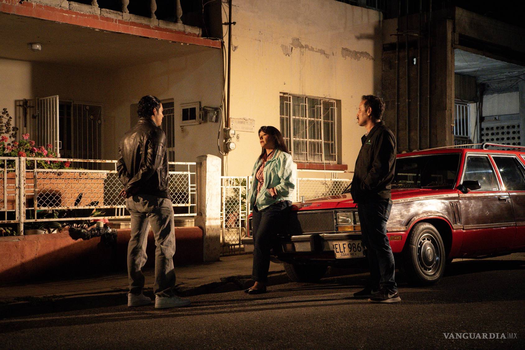 $!El equipo de arte logró transportar las locaciones a los años 80´s.