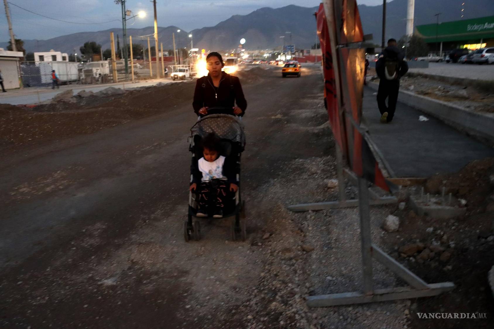 $!Los peatones y ciclistas de las colonias aledañas siguen padeciendo las fallas en la infraestructura urbana.