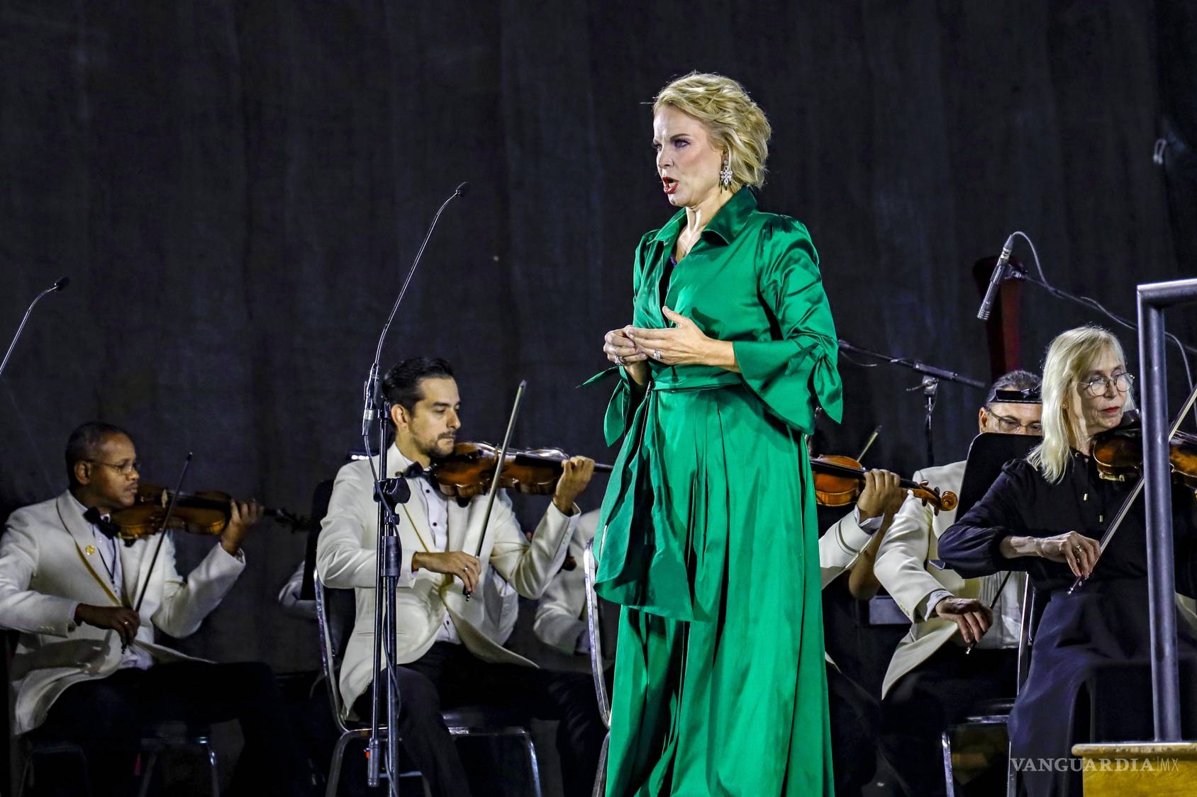 $!Entre el frío y las campanas Elina Garanca le canta a Saltillo en la Plaza de Armas