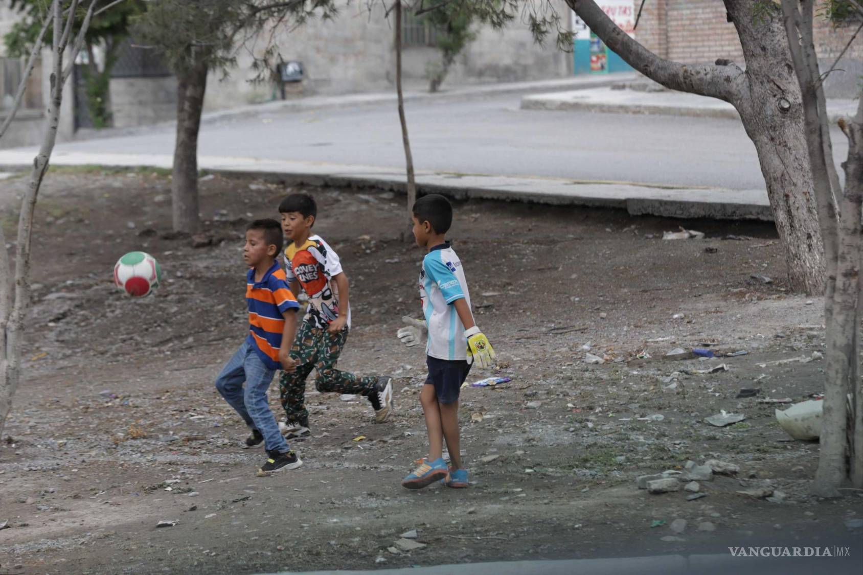 $!Los niños juegan en los parques cercanos a su colonia.