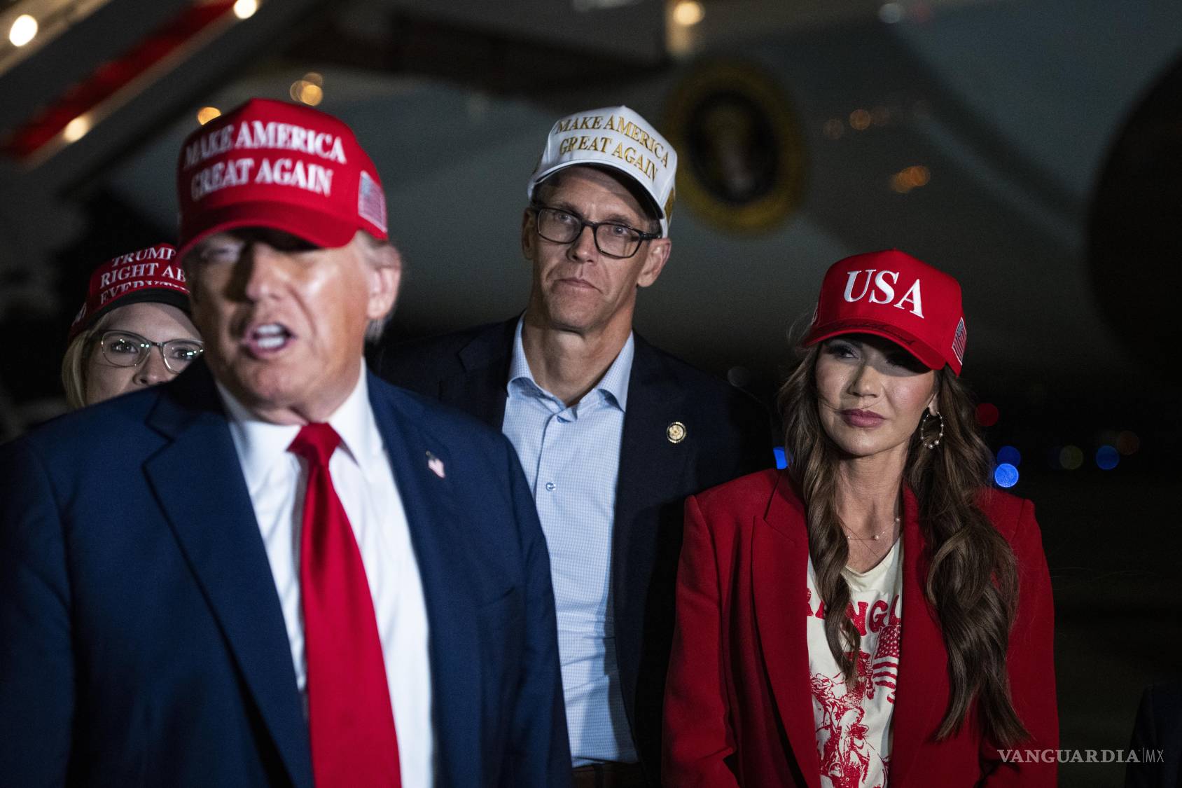 $!El presidente Donald Trump con la secretaria de Seguridad Nacional, Kristi Noem, habla con los periodistas a su llegada a la Base Conjunta Andrews en Washington.