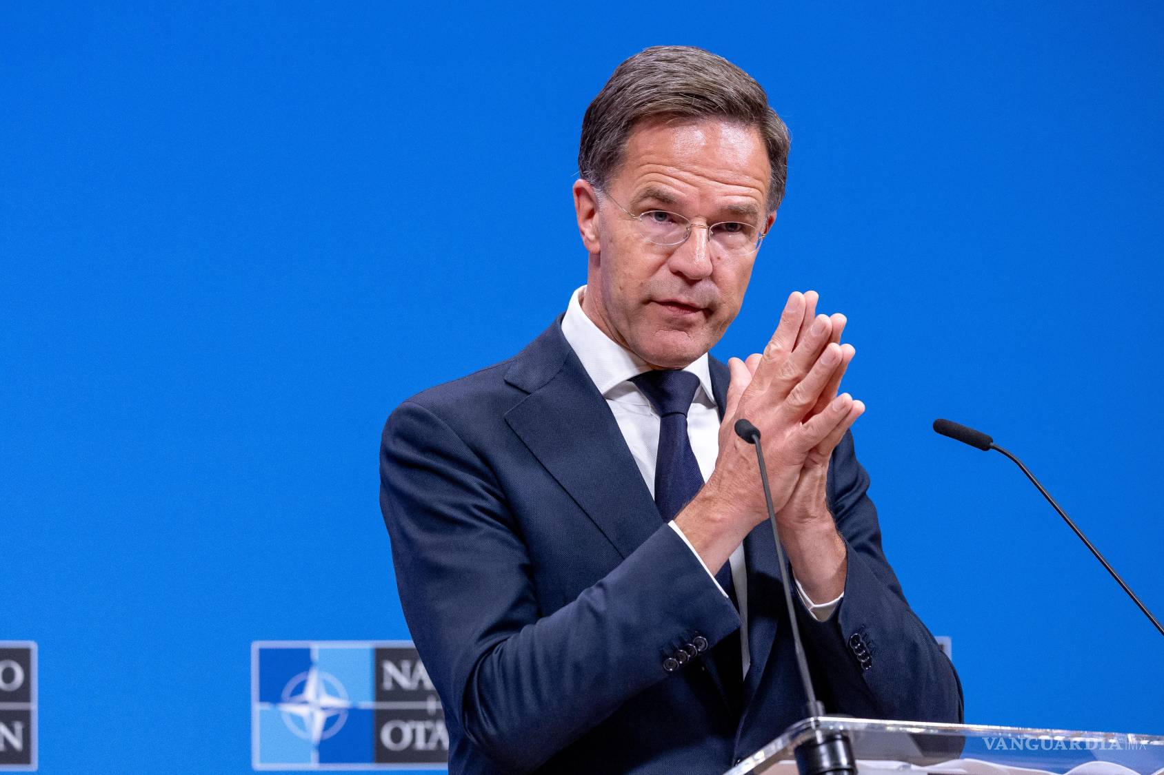$!El secretario general de la OTAN, Mark Rutte, en una rueda de prensa conjunta con el primer ministro lituano, Mindaugas Sinkevicius, (no en la imagen) en Bruselas.