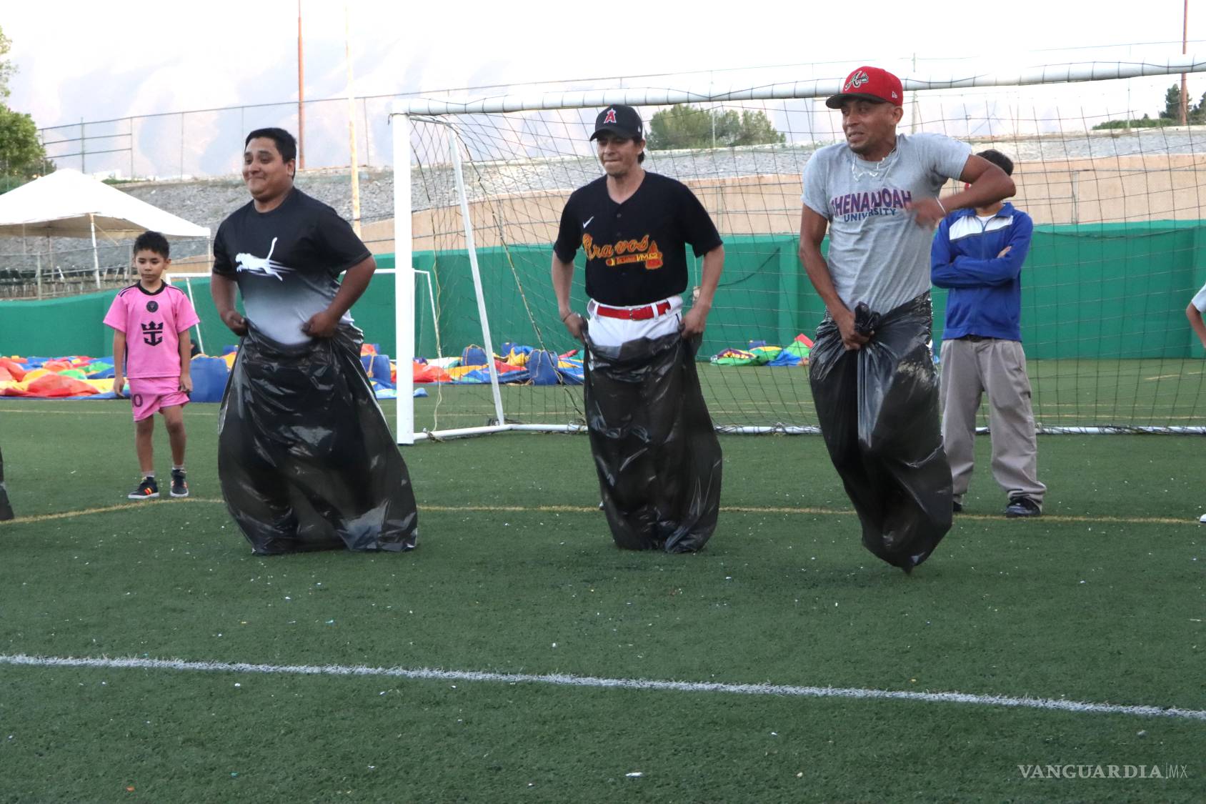 $!Niños y adultos participaron en concursos como saltos en costales y dominadas con balón.